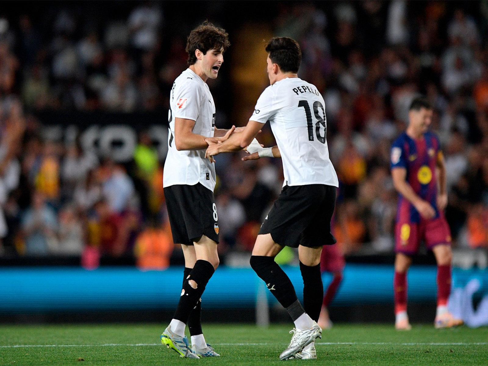 Valencia players during the Barcelona match (Photo: Reuters)