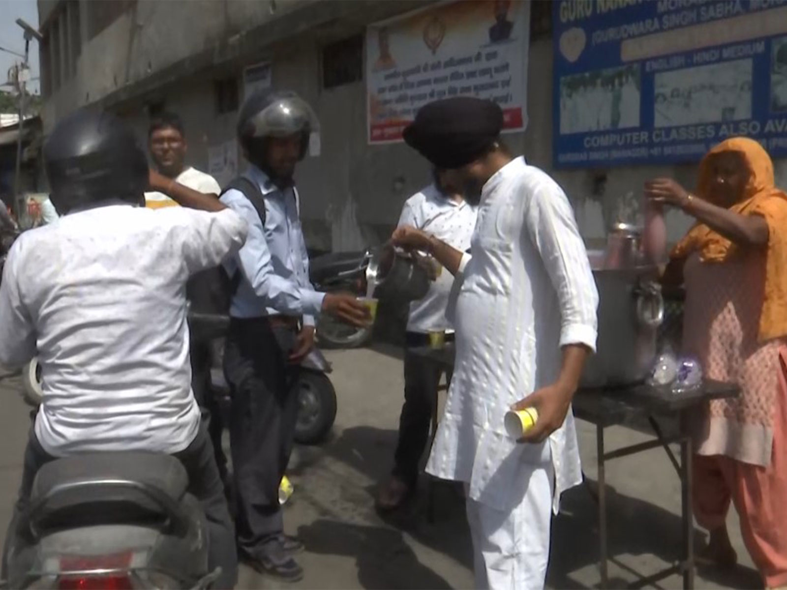 People stop at roadside sharbat stalls to get relief from heat (Photo/ANI)