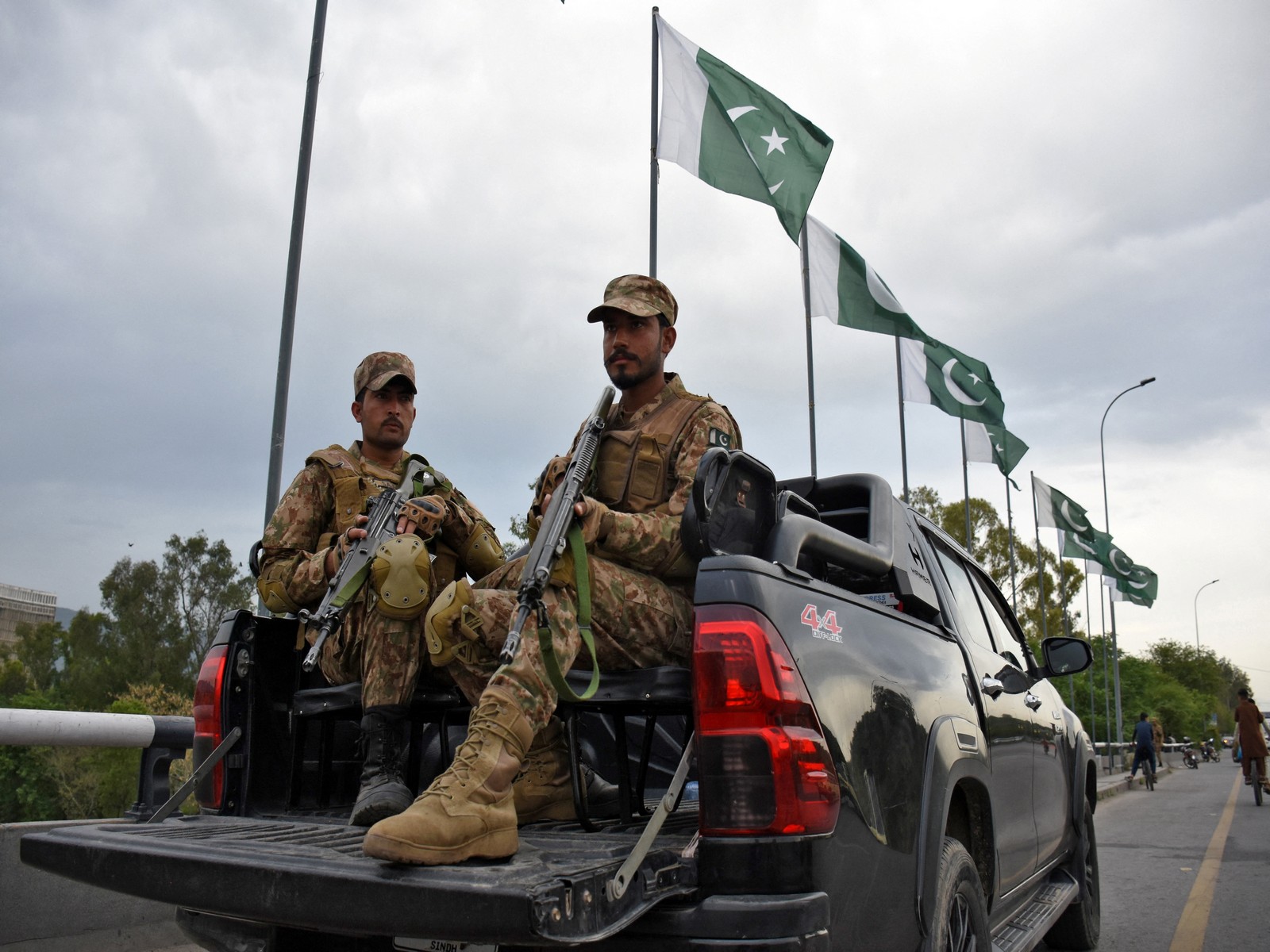 Army soldiers patrol a road in Pakistan (Photo/ Reuters)