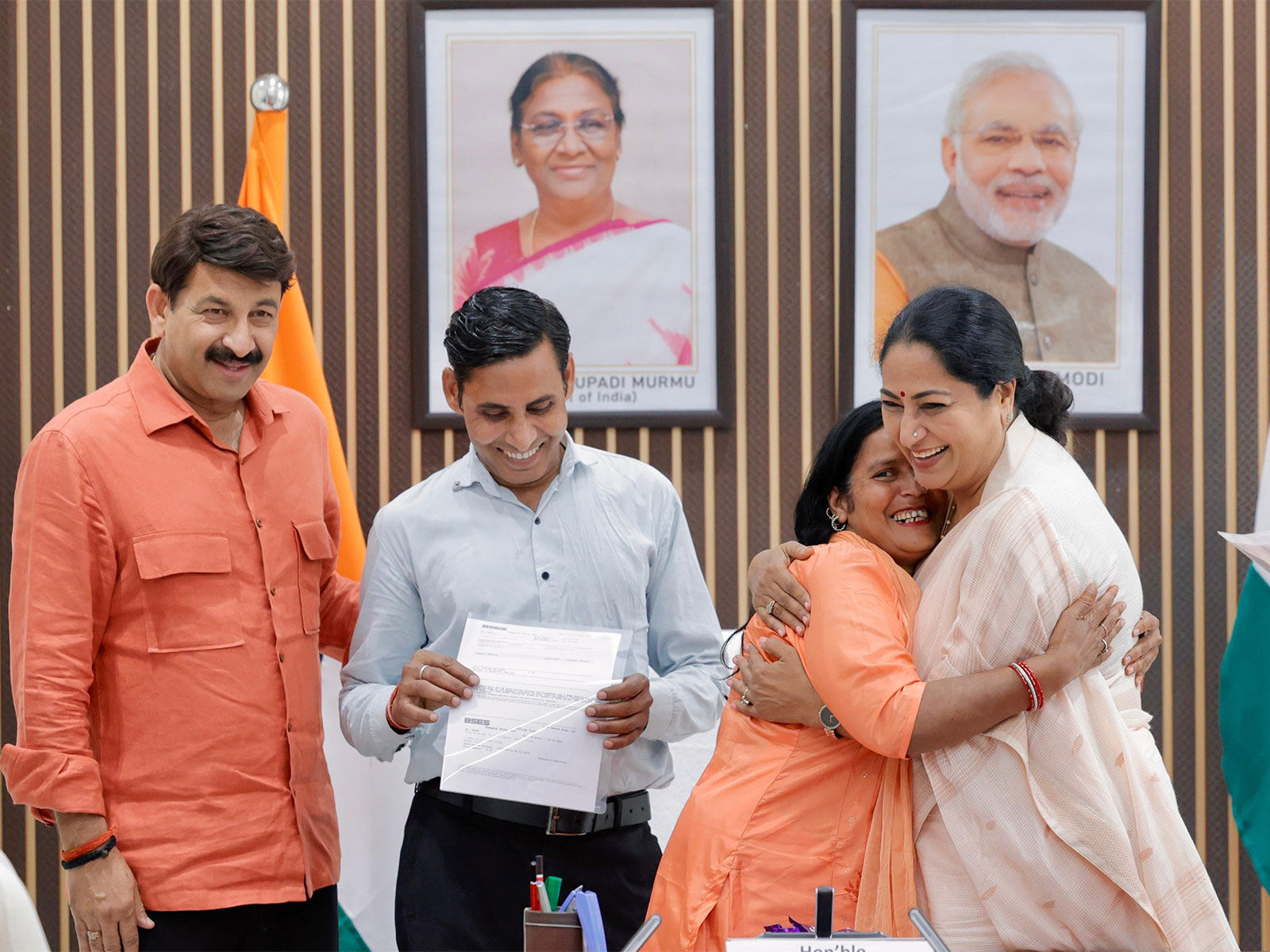 Delhi Chief Minister Rekha Gupta along with BJP leader Manoj Tiwari interacts with Harsh Vihar residents regarding long-pending electricity connections in the area (Photo: x/@CMODelhi)