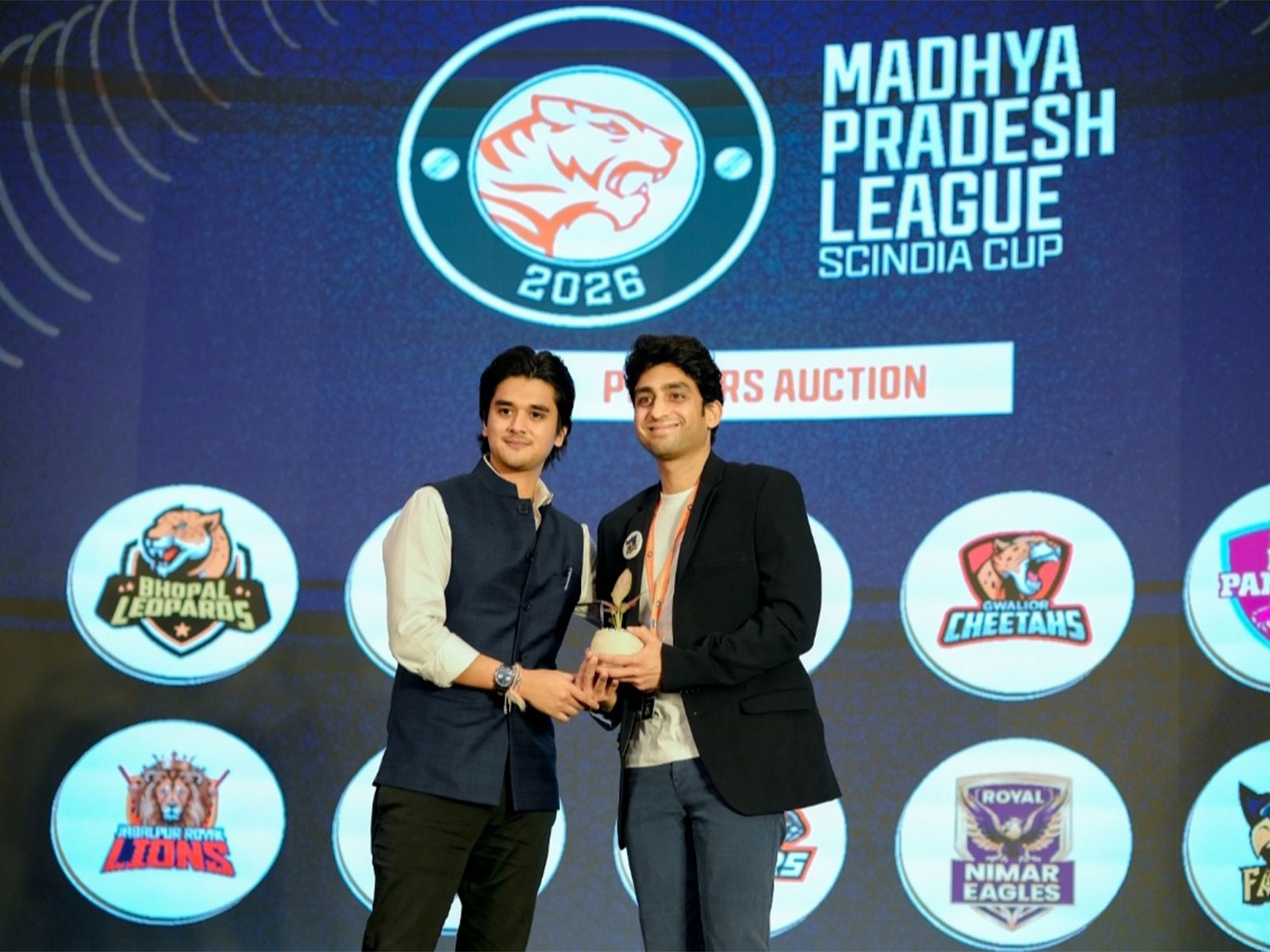 MPCA president Mahanaryaman Scindia with Ujjain Falcons promoter Vinayak Kalani (Image: Ujjain Falcons)