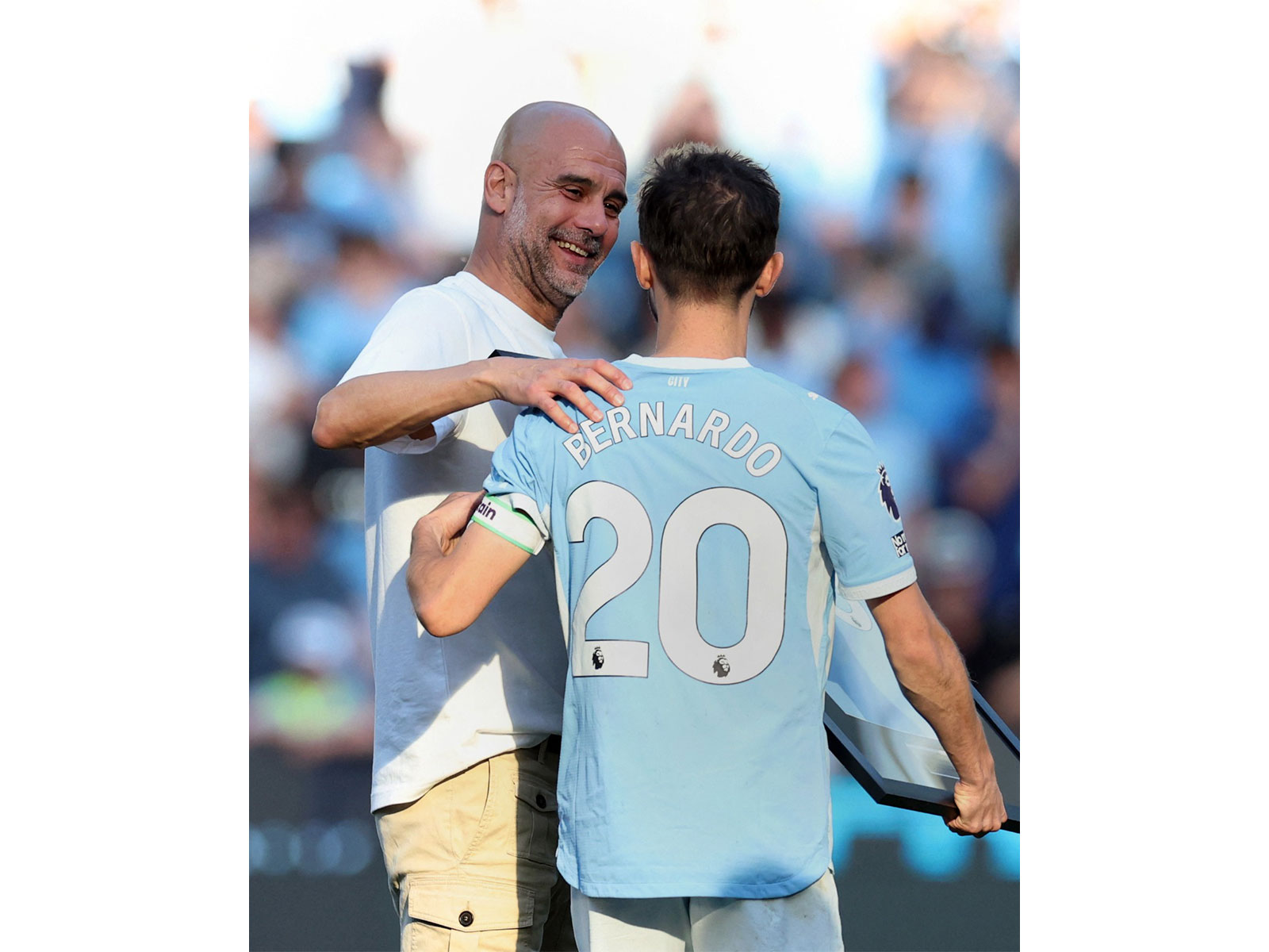 Pep Guardiola (left) and Bernardo Silva (right) (Photo: Reuters)