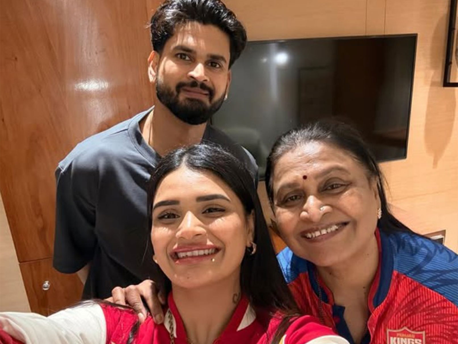 Shreyas Iyer with his sister and mother (Image source: Shresta's Instagram)