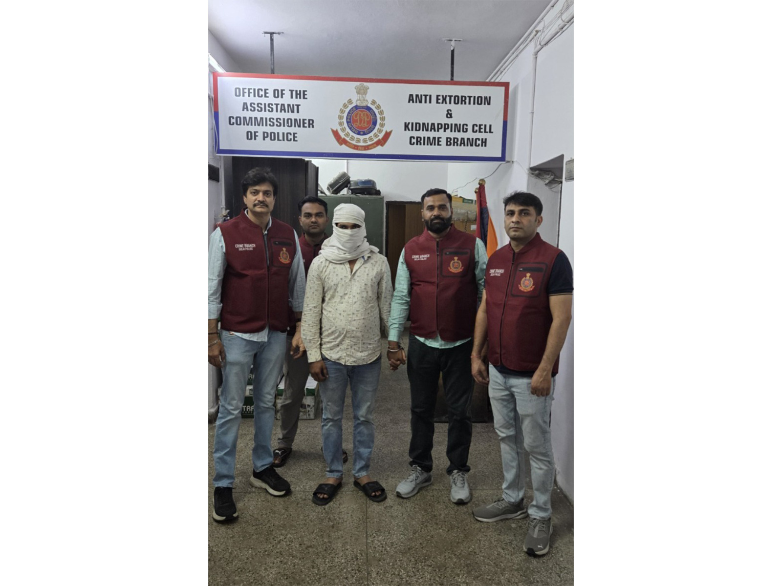 Crime branch officials with the arrested accused (Photo: Delhi Police)