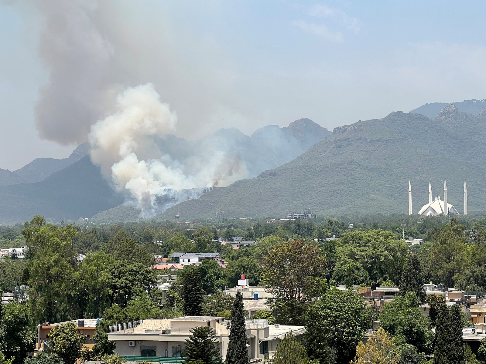 Smoke billows from a wildfire at Islamabad's Margalla Hills behind the Faisal Mosque. (Photo/Reuters)