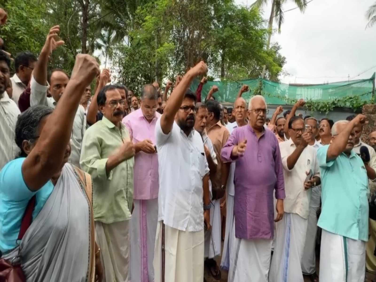 CPI (M) workers protest against ED raid on Former Keralam CM  Pinarayi Vijayan residemce (Photo/ANI)