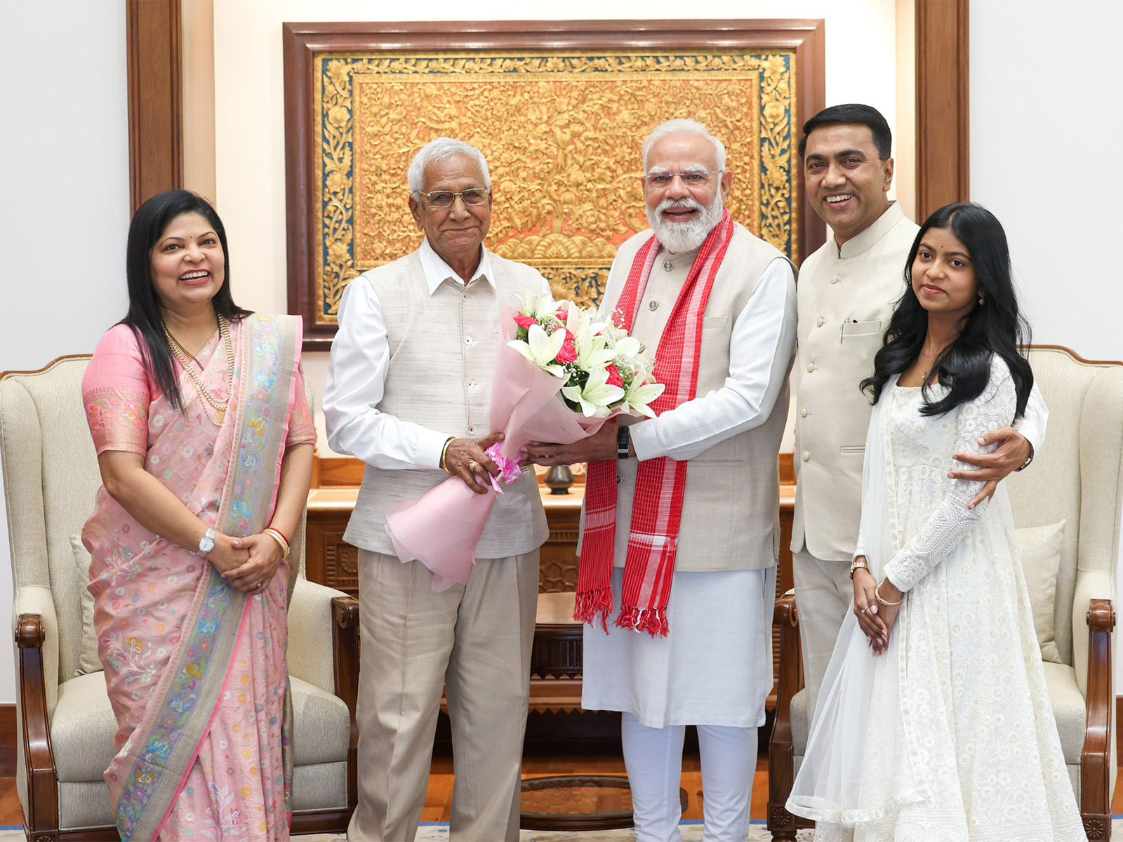 Goa CM Pramod Sawant met PM Modi along with his family (Photo/@DrPramodPSawant)