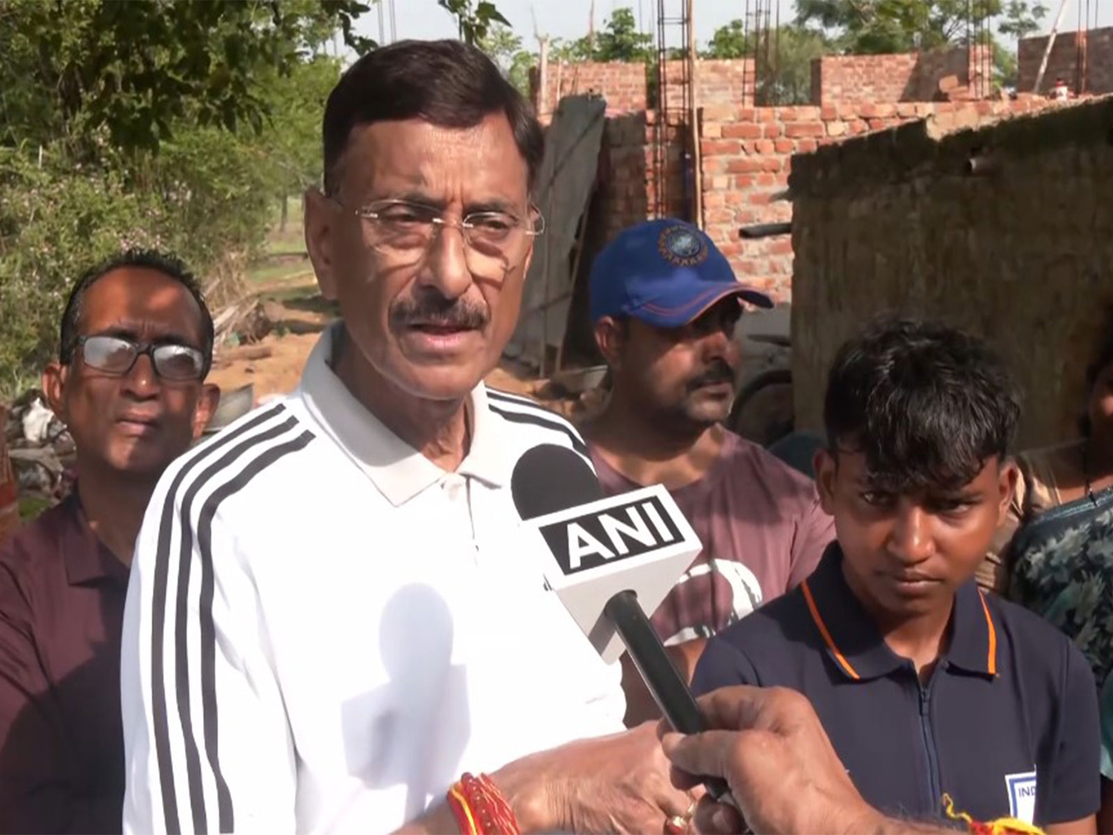 MOS Sanjay Seth with India U17 football player Divyani Linda. (Photo/ANI)