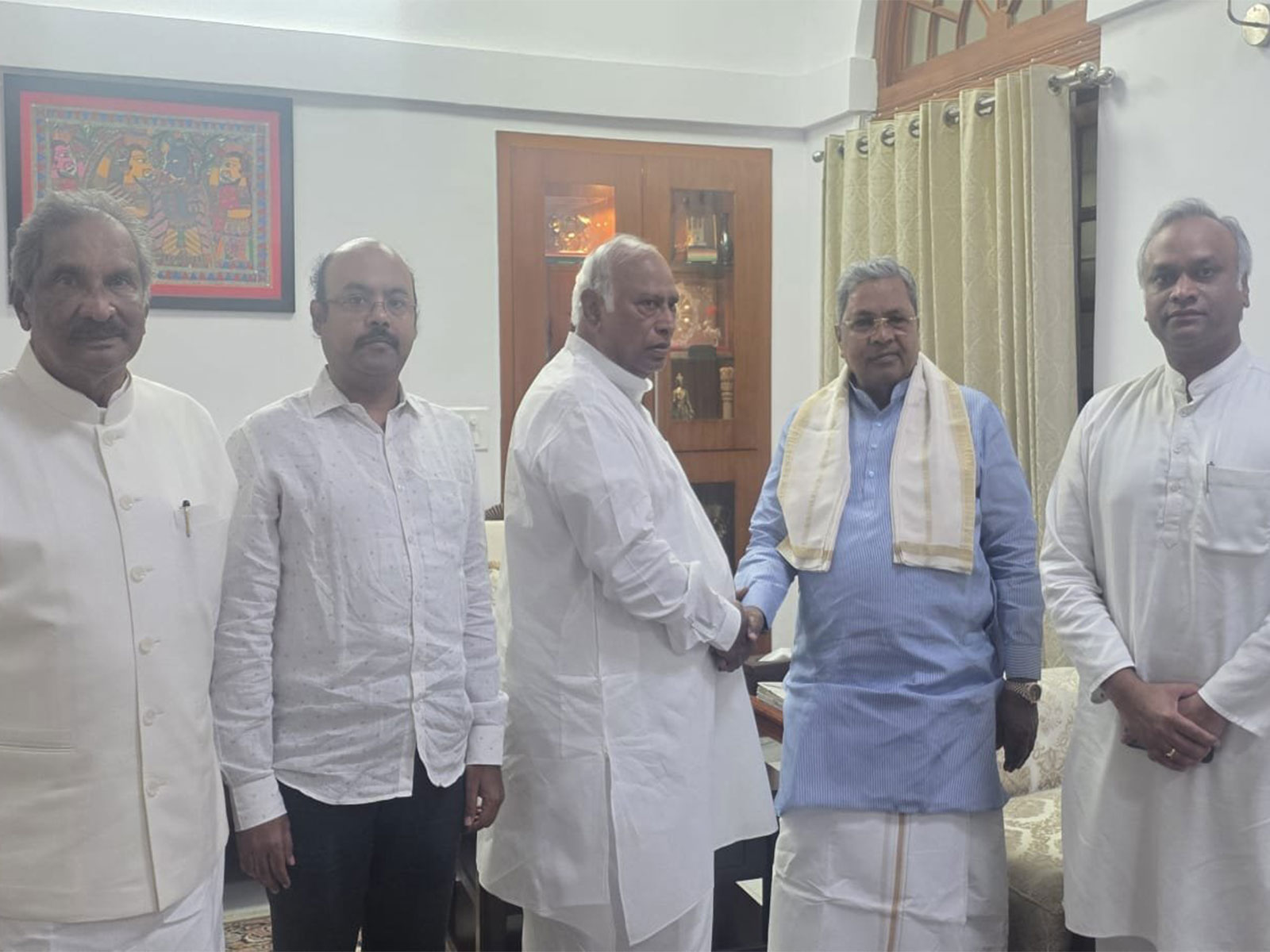Siddaramaiah meets Mallikarjun Kharge (Photo/Karnataka CMO)