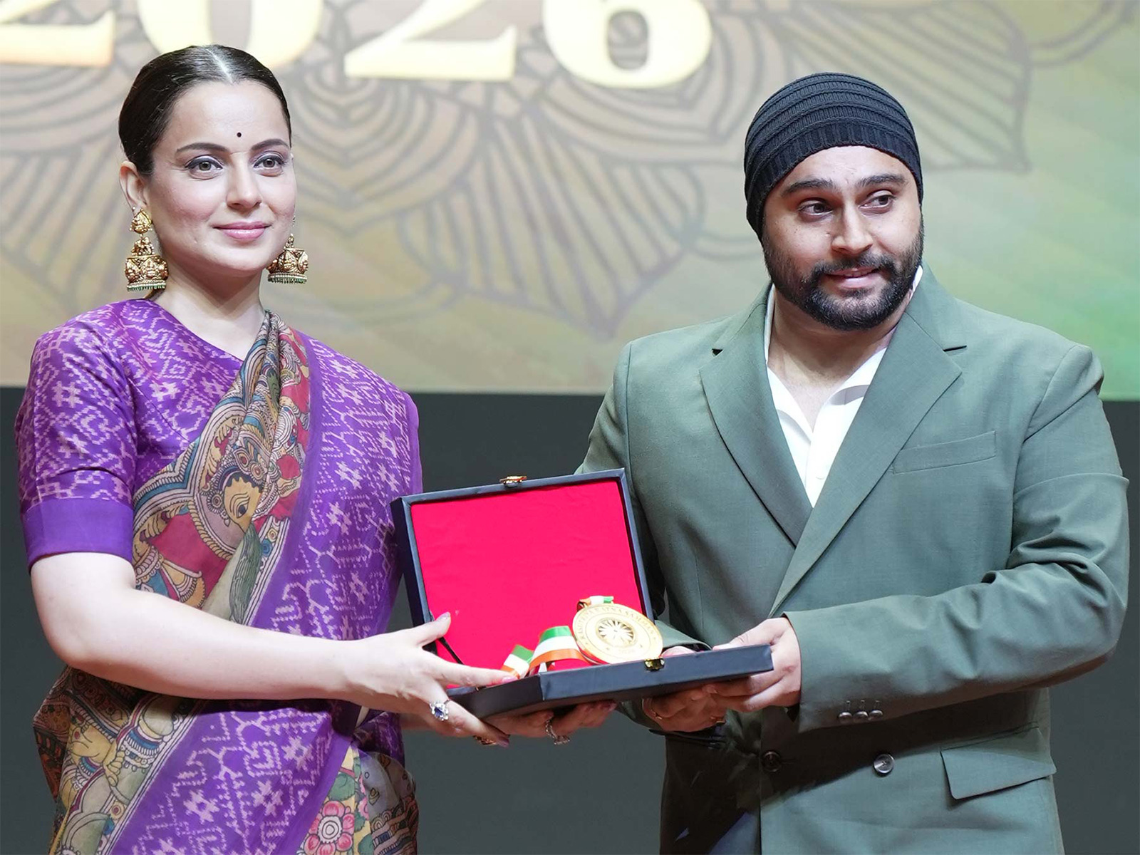On stage at the Rashtriya Ratna Samman 2026, Mr. Puneet Pal Singh, Managing Director of SRM Contractors Limited, receives the award for EPC Contractor of the Year from Ms. Kangana Ranaut.