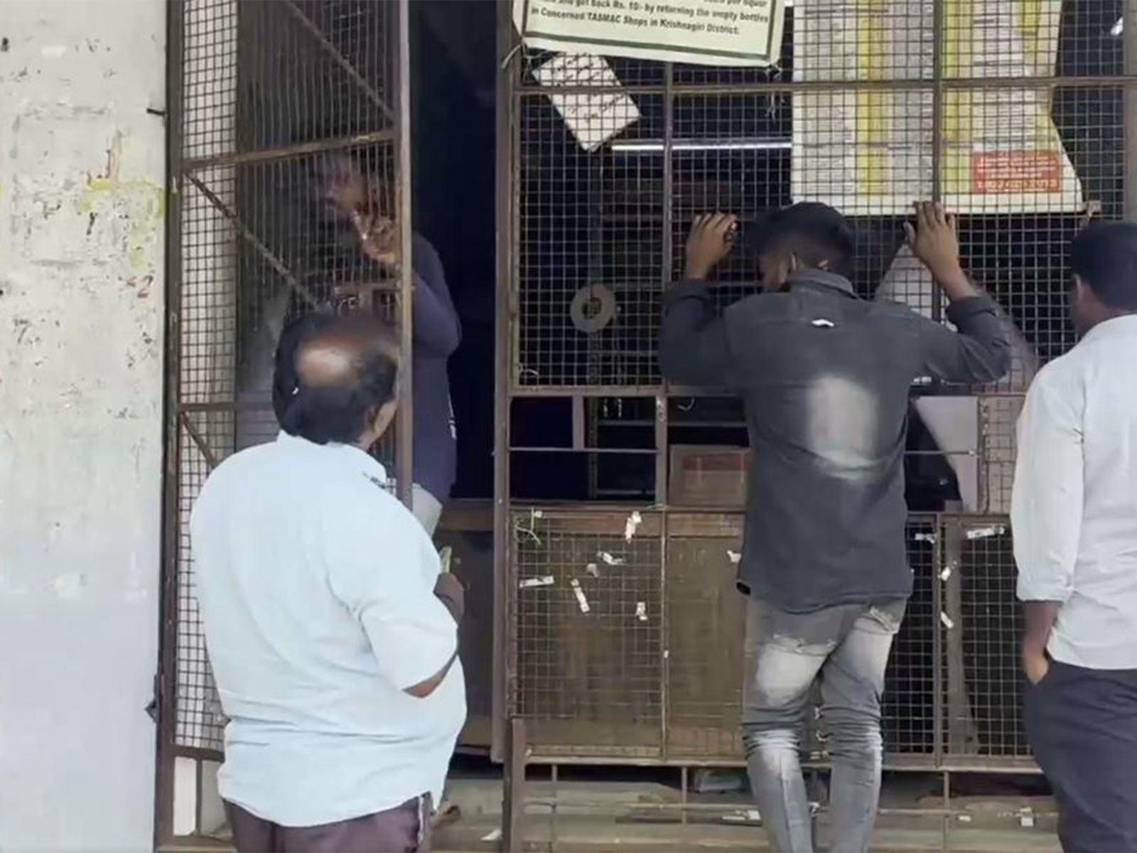Tamil Nadu: TASMAC shops reopen in Krishnagiri district after three days (Photo/ANI)