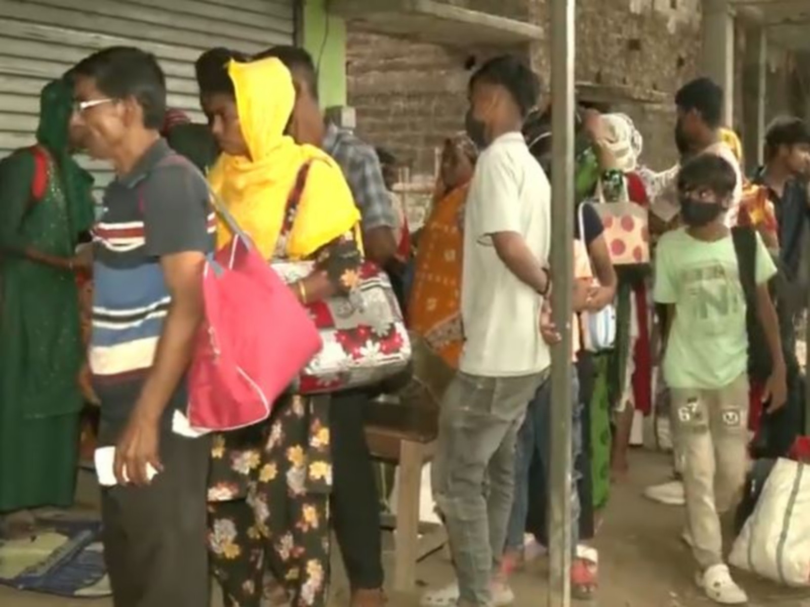 WB: Crowds of undocumented immigrants throng Bangladesh border (Photo/ANI)