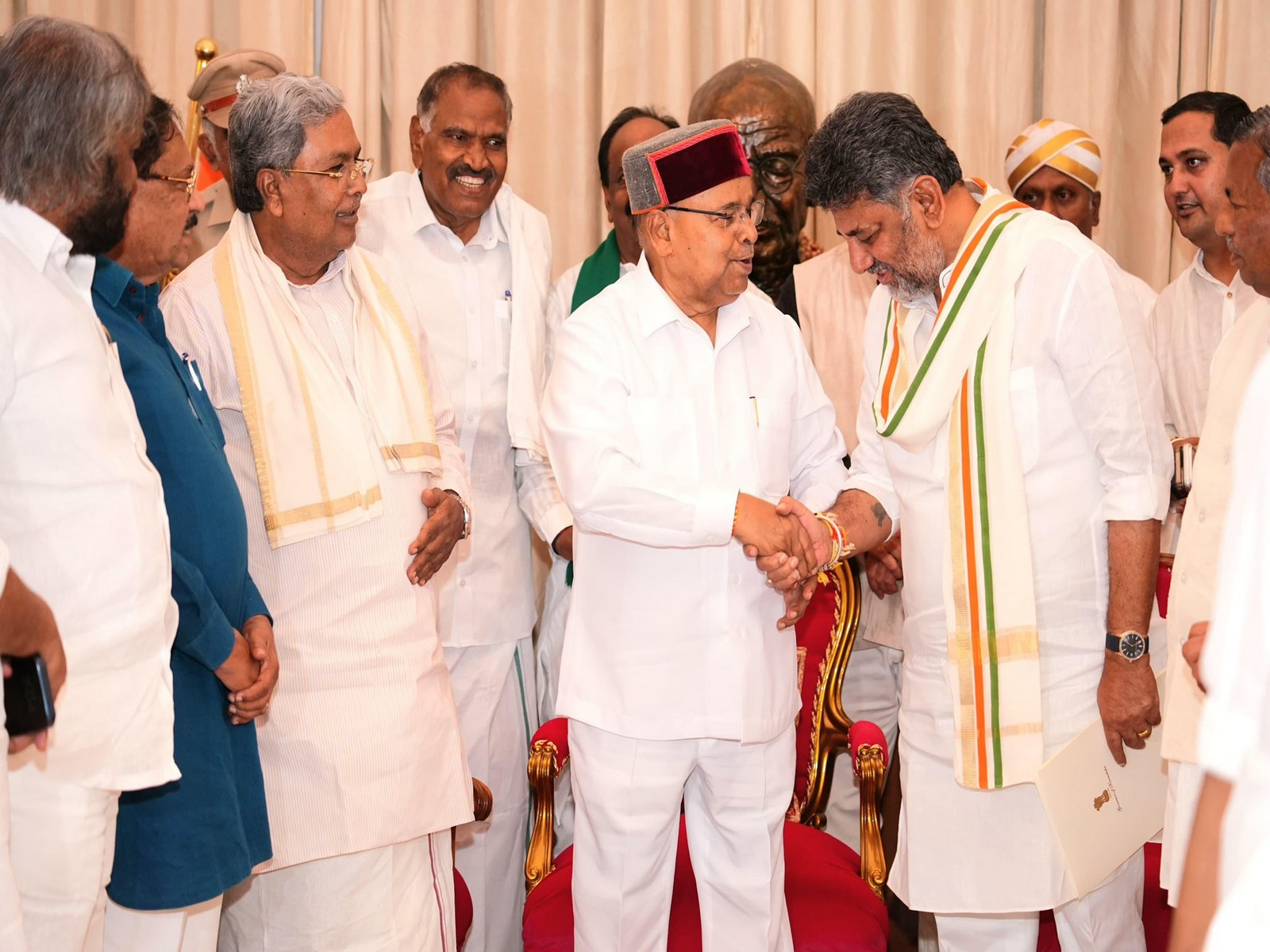 DK Shivakumar meets Karnataka Governor, stakes claim to form govt in Karnataka (Photo/@DKShivakumar)