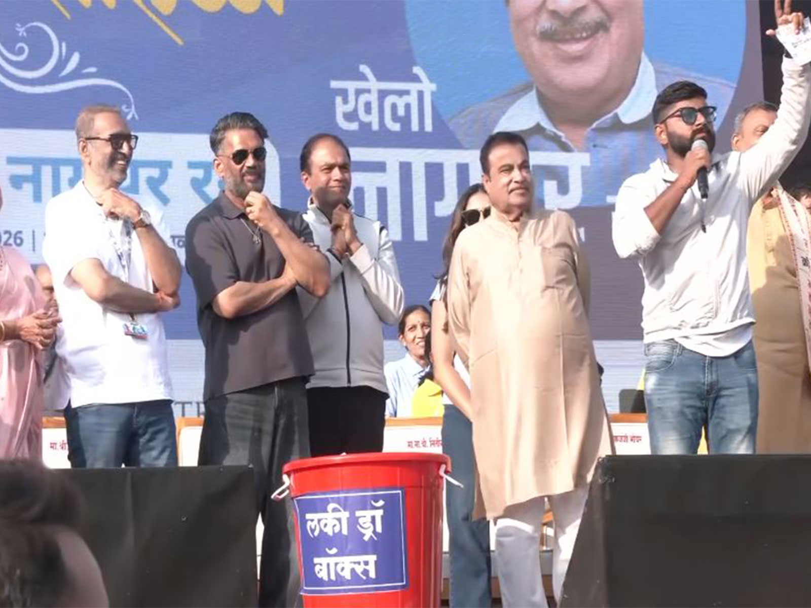 Union Minister Nitin Gadkari and Bollywood actor Suniel Shetty (Photo/ANI)