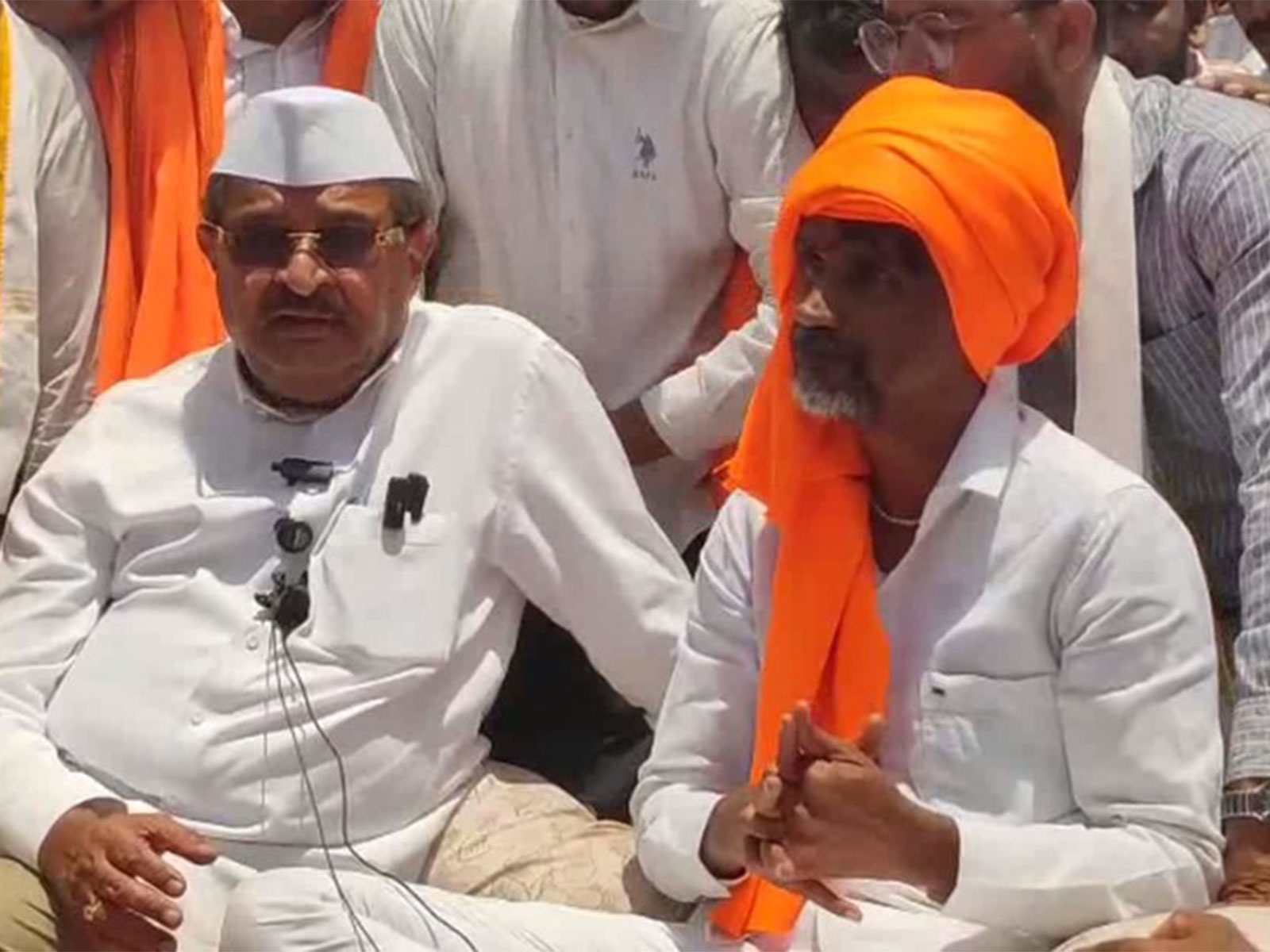 Manoj Jarange Patil with Maharashtra Minister Radhakrishna Vikhe Patil (Photo/ANI) 