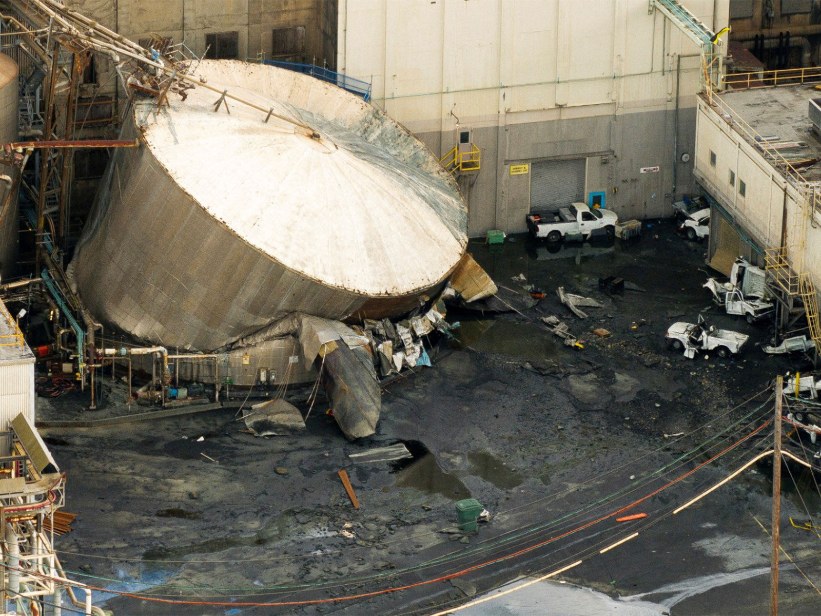 Aftermath of a chemical tank rupture at the Nippon Dynawave Packaging pulp and paper mill in Longview (Photo/Reuters)