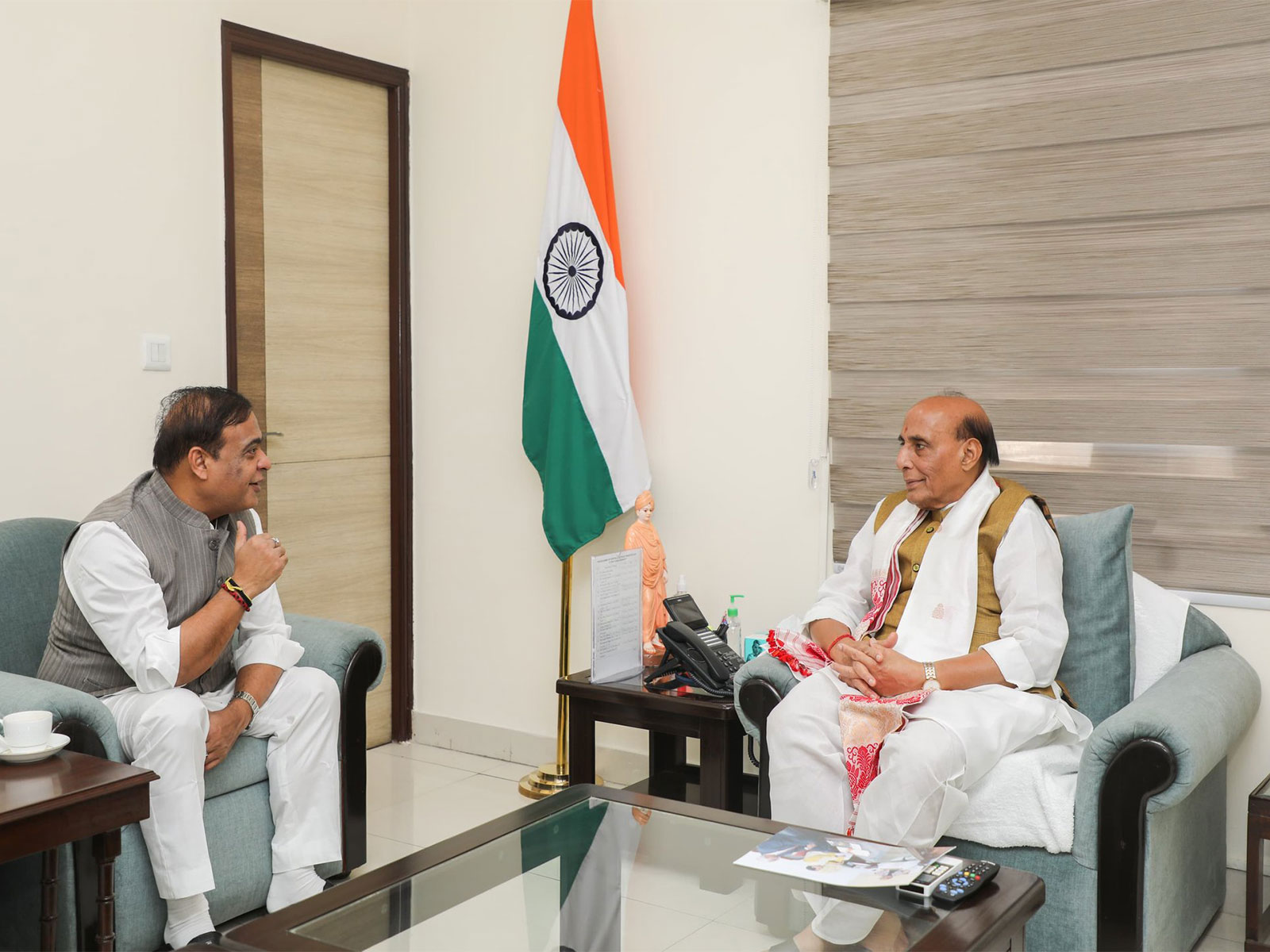 Assam CM Himanta Biswa Sarma and Defence Minister Rajnath Singh (Photo/X@himantabiswa)