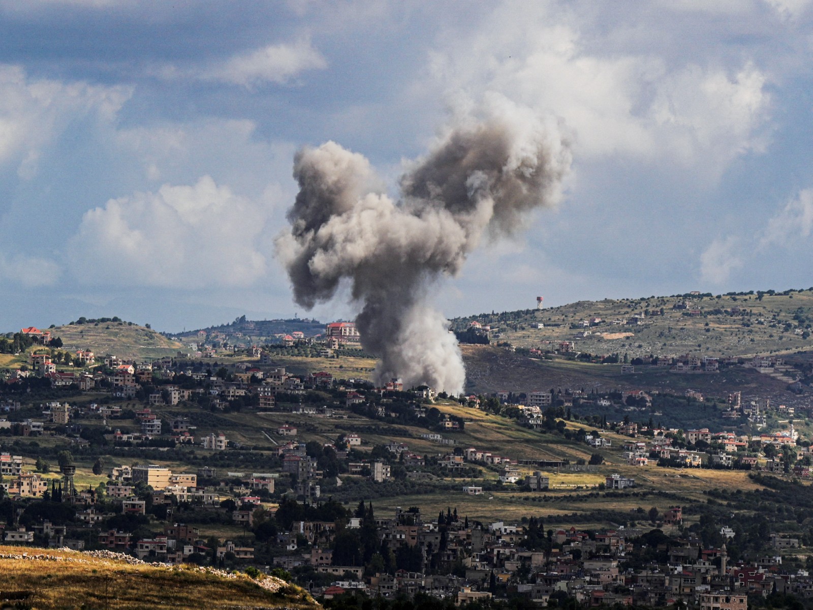 Thick smoke billows into the sky following an Israeli military strike in Lebanon. (Photo/Reuters)