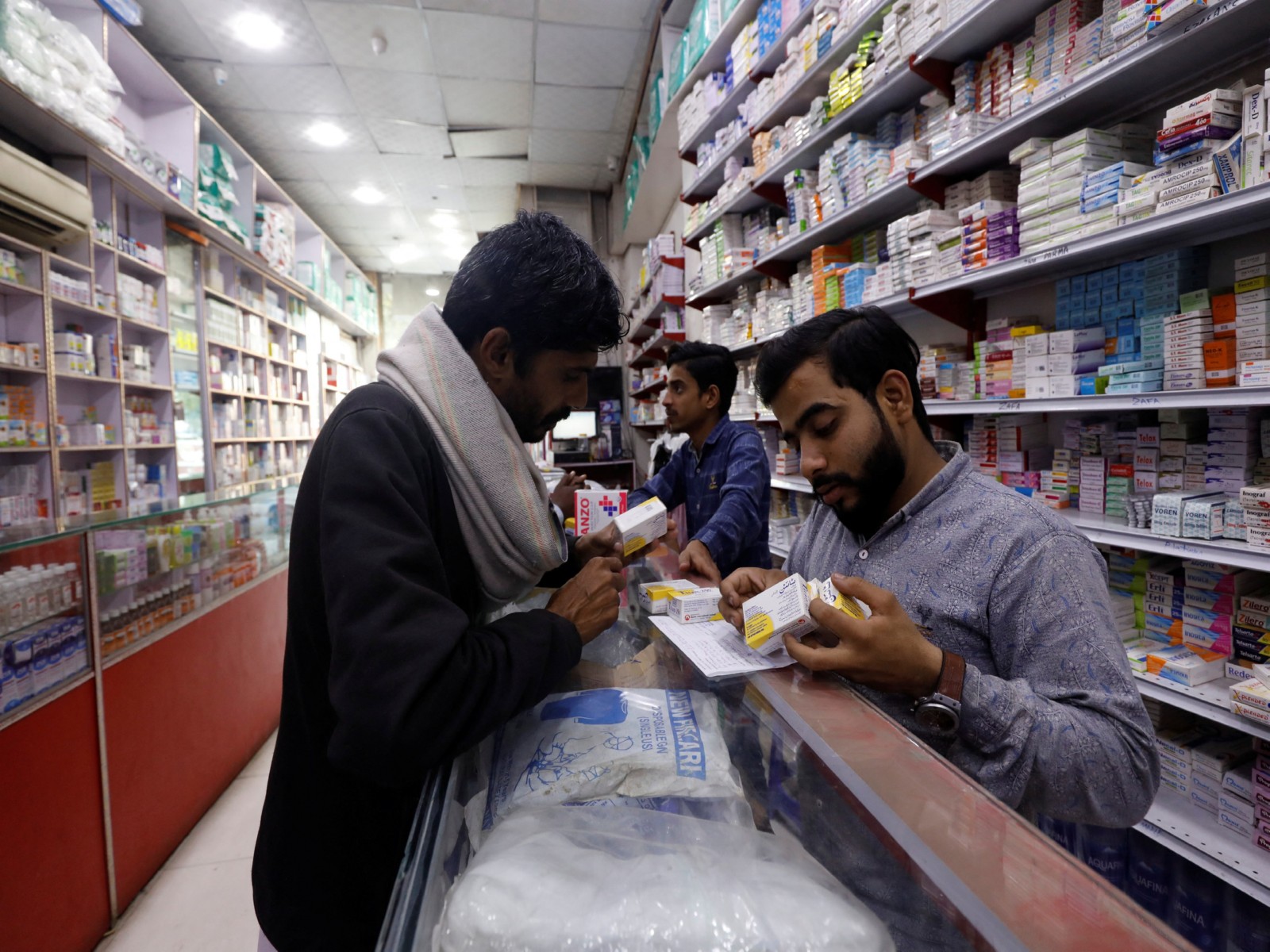 A customer purchases medicines at a pharmacy in Karachi, Pakistan. (Photo/Reuters)