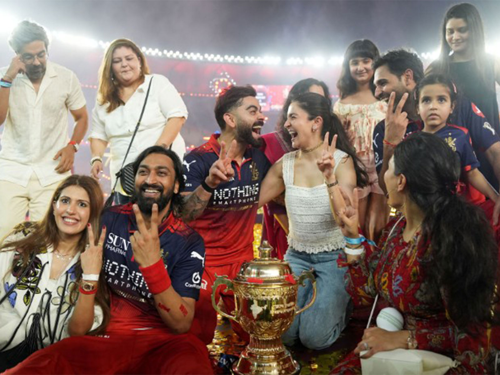 Virat Kohli, Anushka Sharma celebrating victory with team (Photo/Instagram/ @iplt20)