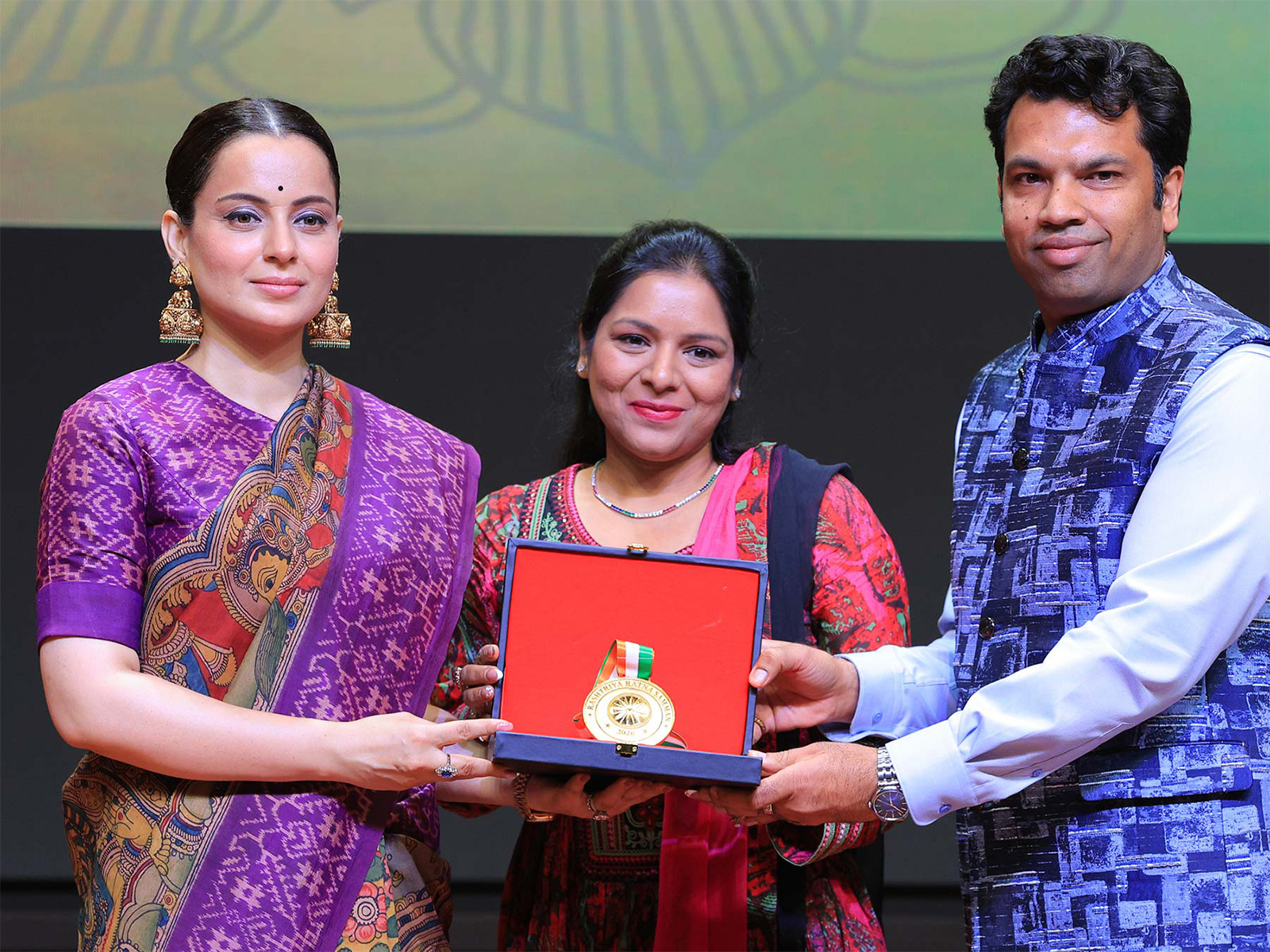 On stage at the Rashtriya Ratna Samman 2026, Mr. Divyanshu Agrawal and Mrs. Kanu Agrawal, Directors of Greenovas Foods Pvt. Ltd., receive the award for 'Best Cold Chain Company of Uttar Pradesh' from Ms. Kangana Ranaut