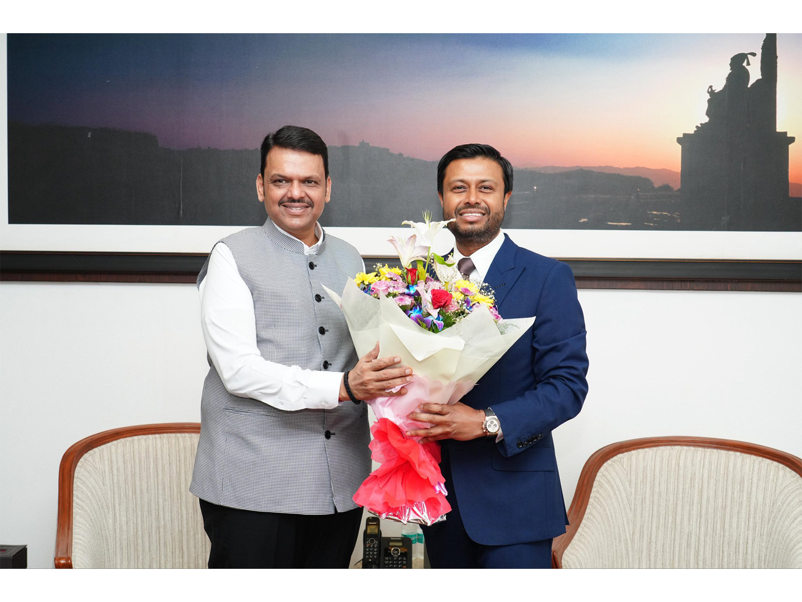 Maharashtra CM Devendra Fadnavis (Left) with AirTrunk founder and CEO Robin Khuda (Right) (Photo-X/@Dev_Fadnavis)