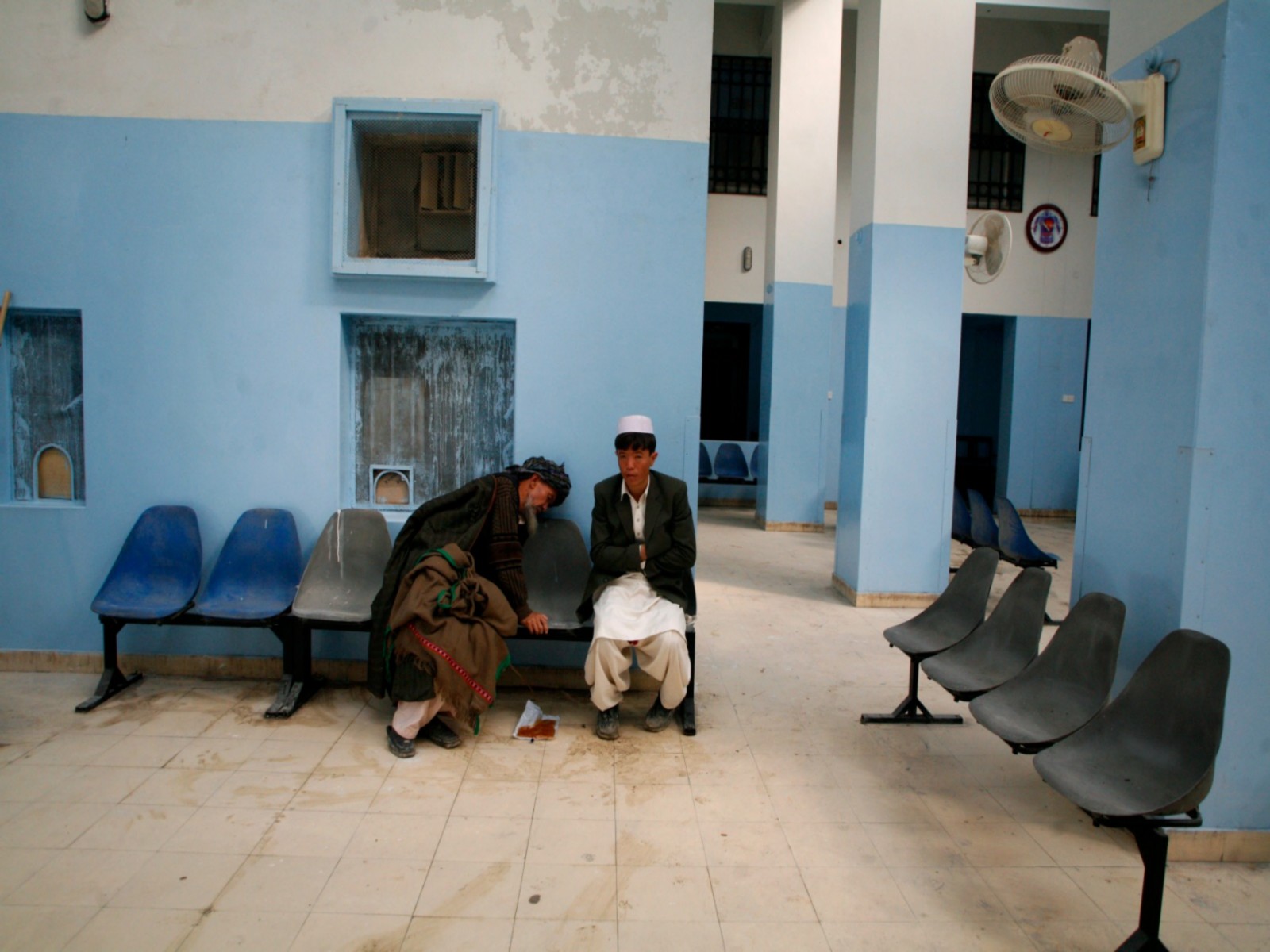 A man with a kidney problem waits to receive a medical check-up at a hospital (Photo/Reuters)