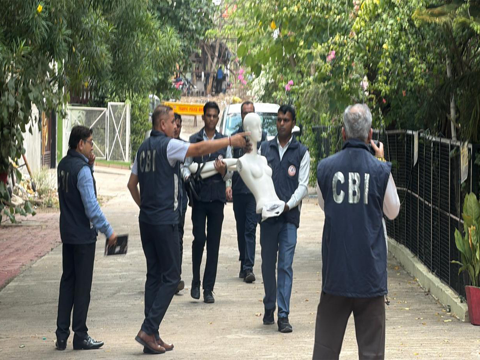 CBI officials carry dummy to recreate the crime scene (Photo/ANI)