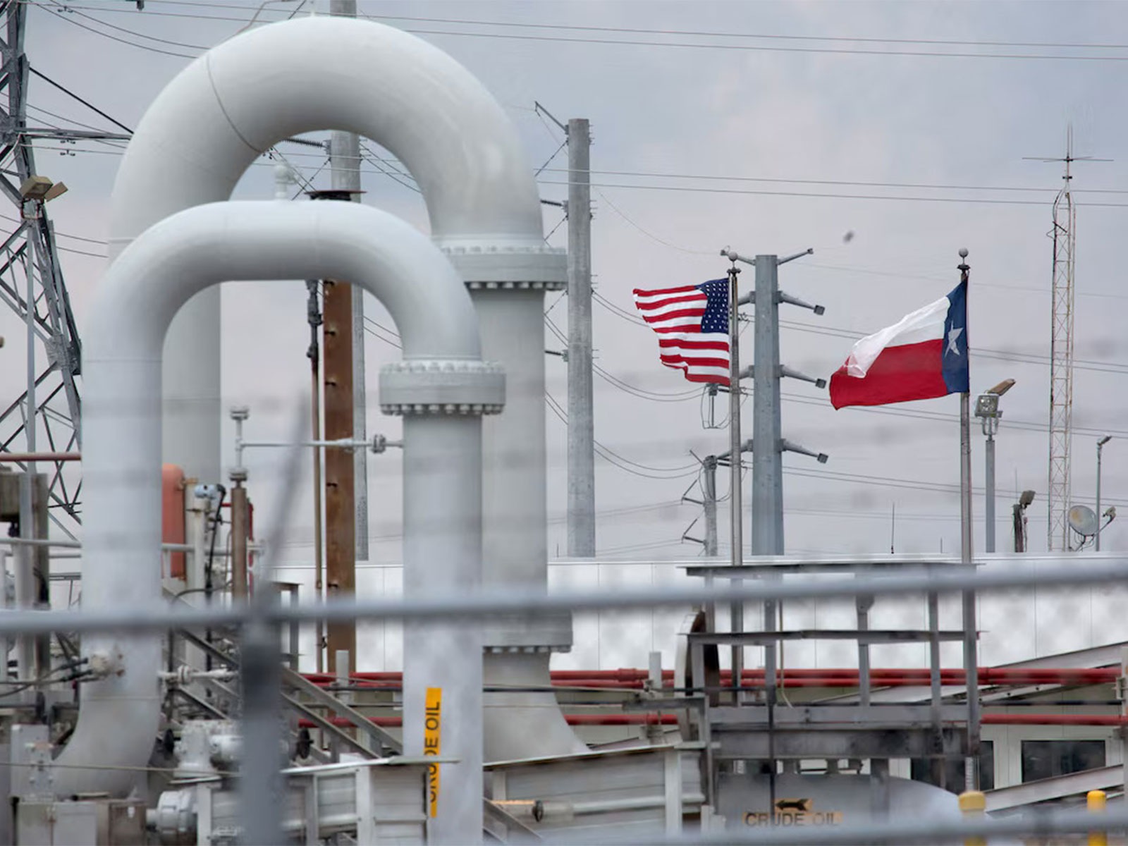 A maze of crude oil pipelines and equipment. (Photo/Reuters)