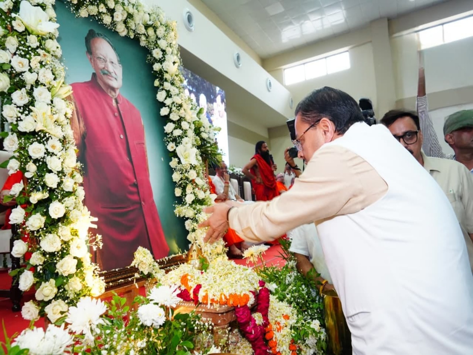 Chief Minister Pushkar Singh Dhami offering flowers at the portrait of Maj Gen B C Khanduri (retd) (Photo/@pushkardhami)