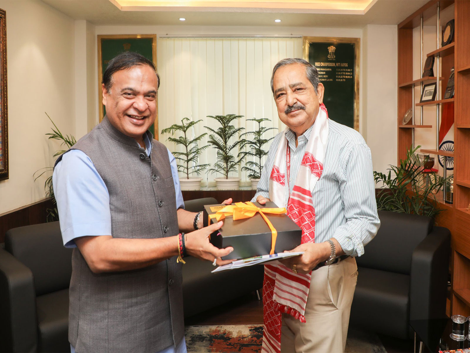 Assam Chief Minister Himanta Biswa Sarma with NITI Aayog Vice Chairman Dr Ashok Lahiri  (Photo/ @himantabiswa)
