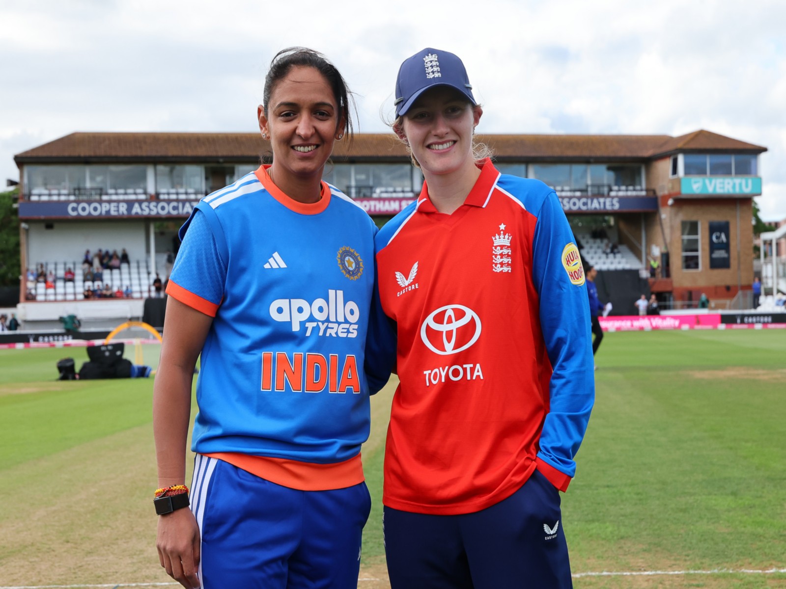 Harmanpreet Kaur (Left) and Charlotte Dean (Right). (Photo: X/@BCCIWomen)