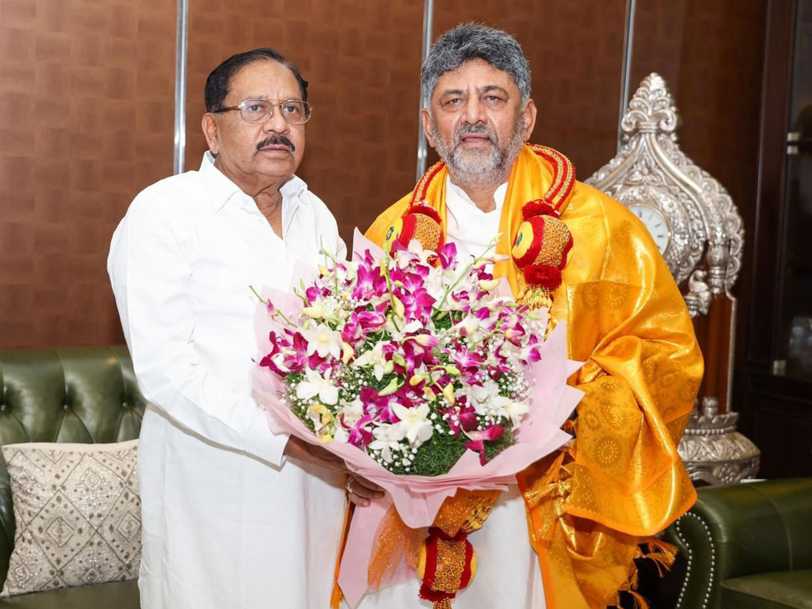 G Parameshwara felicitates DK Shivakumar (Photo/G Parameshwara's office) 