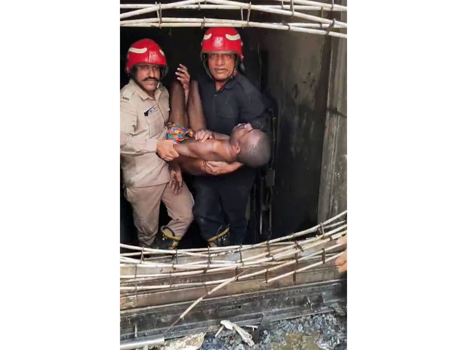 Delhi Fire services rescue an injured victim from site of fire (Photo/ANI)