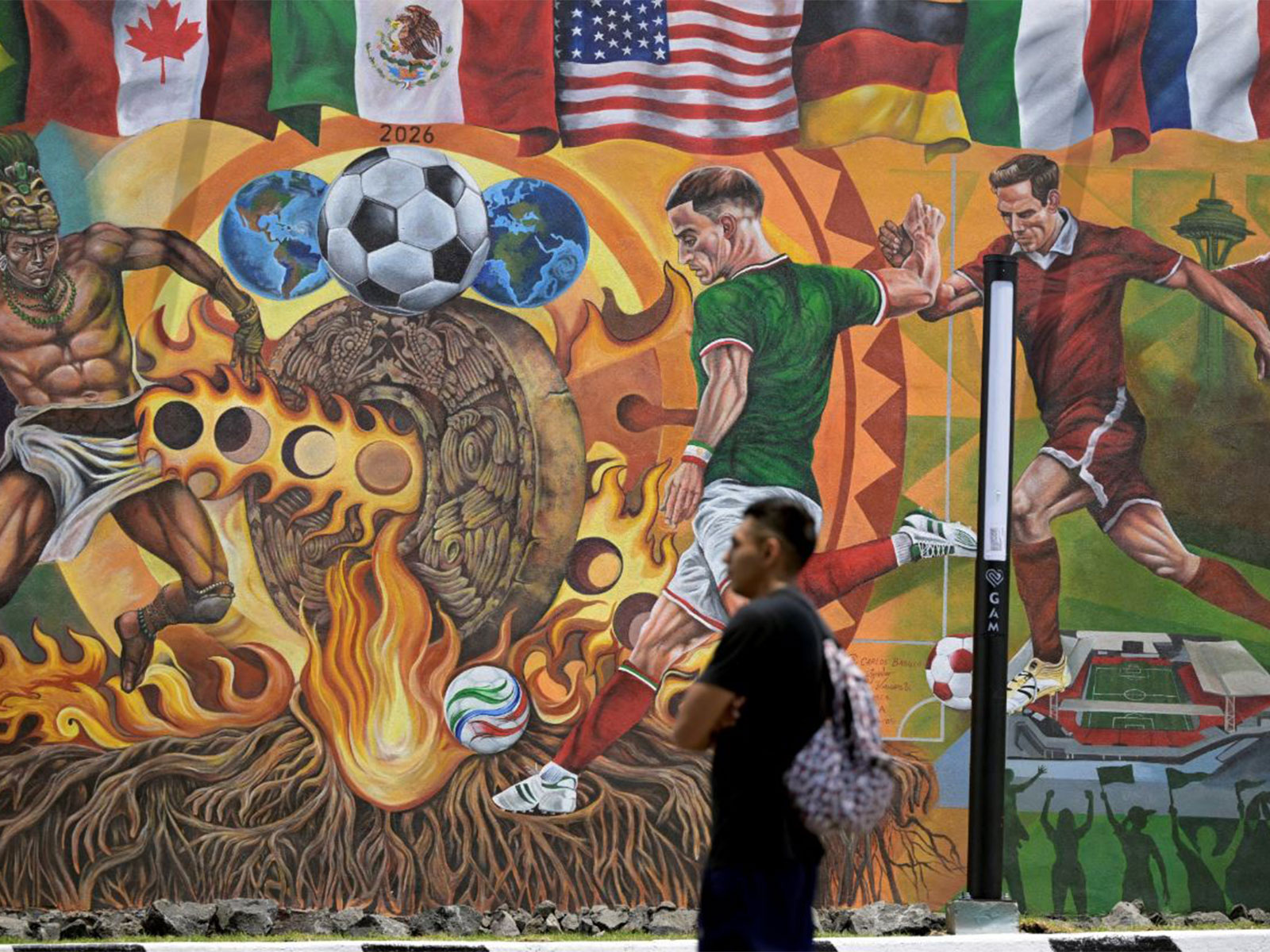 A fan admires a FIFA WC mural in Mexico City (Photo/@FIFAcom)