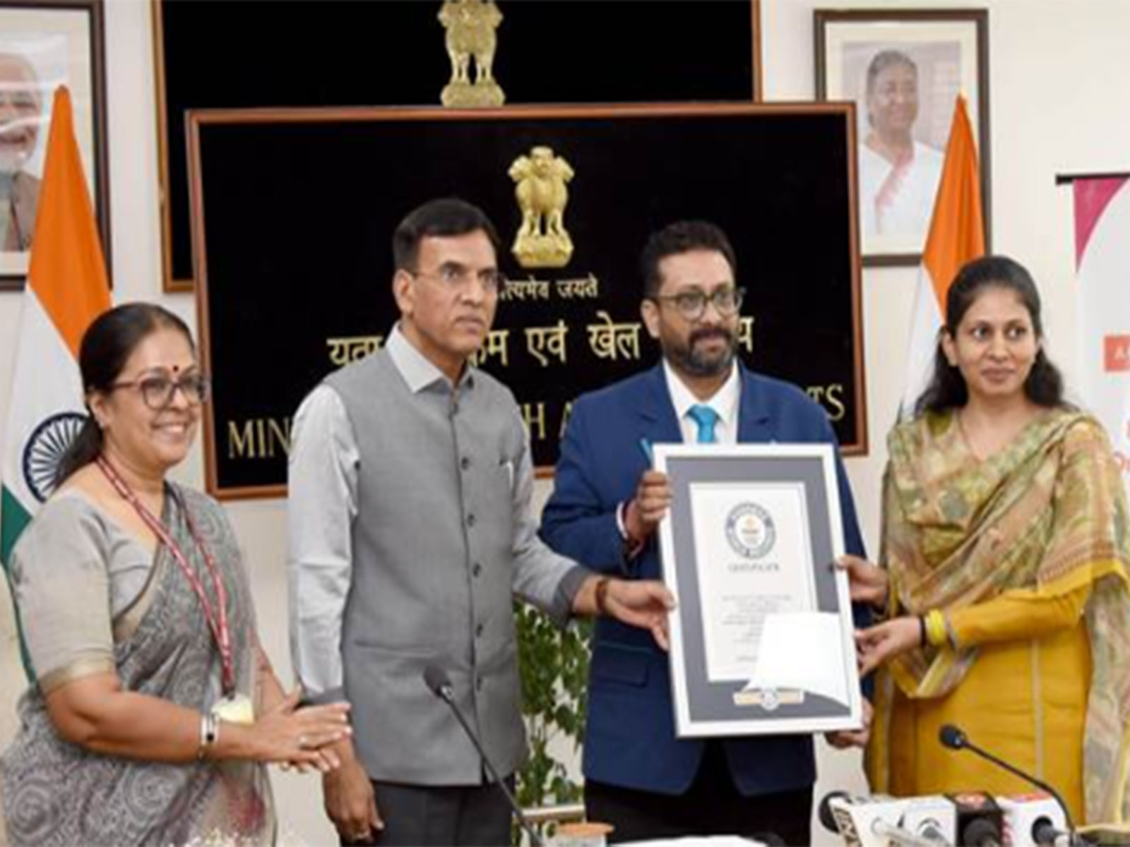 Sports Minister Mansukh Mandaviya (second from left) with Guinness World Record officials. (Photo: MYAS)