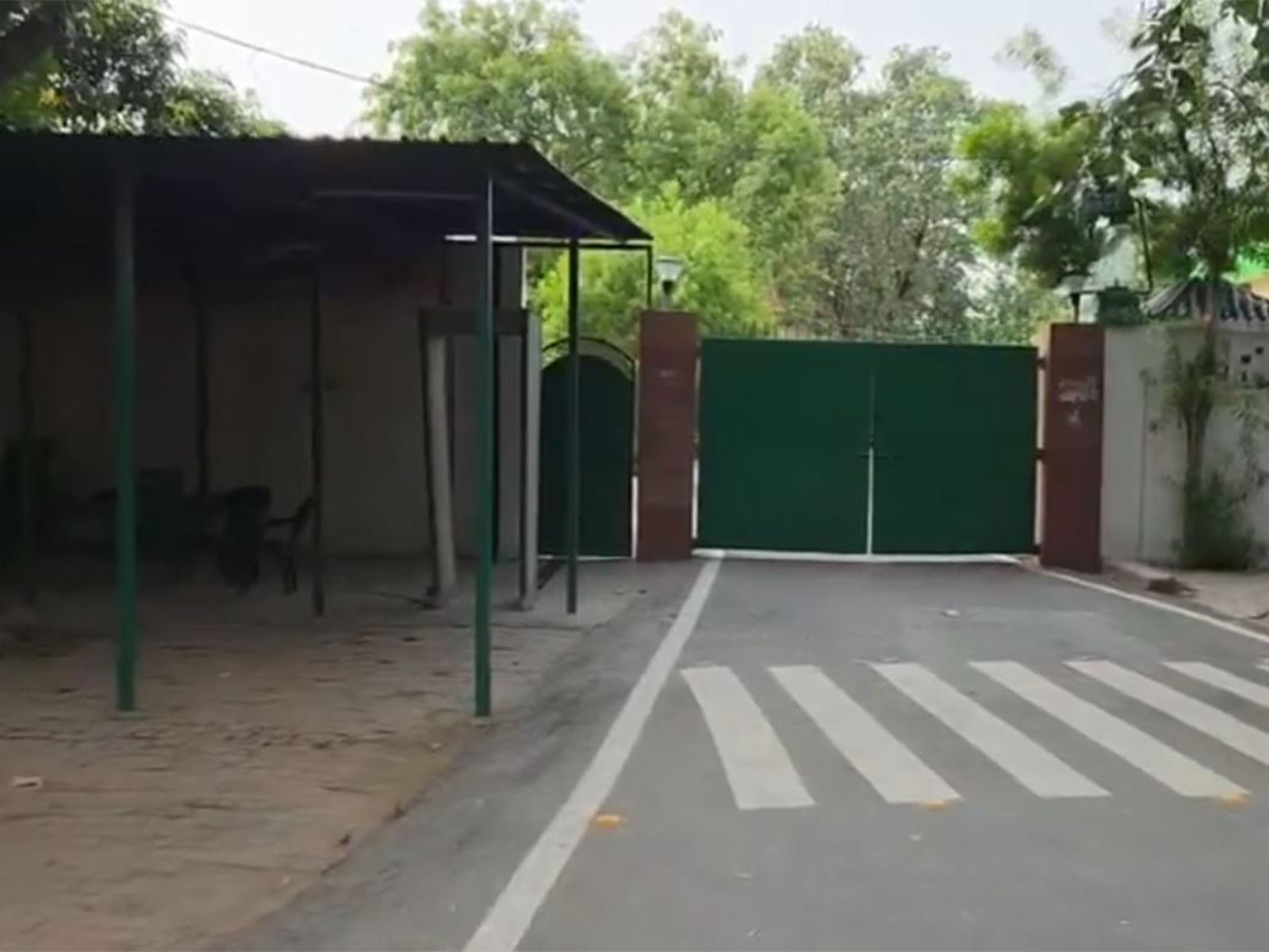 Visuals of Former CMs Lalu Prasad Yadav and Rabri Devi residence after sending away security personnel outside their Patna residence following Z+ security cover withdrawl (Photo/ANI)