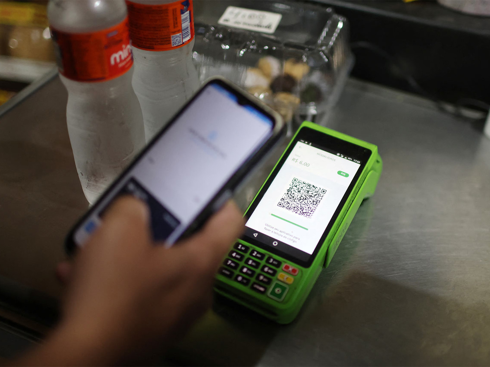 A customer makes a payment using Brazil's instant payment system, Pix, at a store in Rio de Janeiro. (Photo/Reuters)