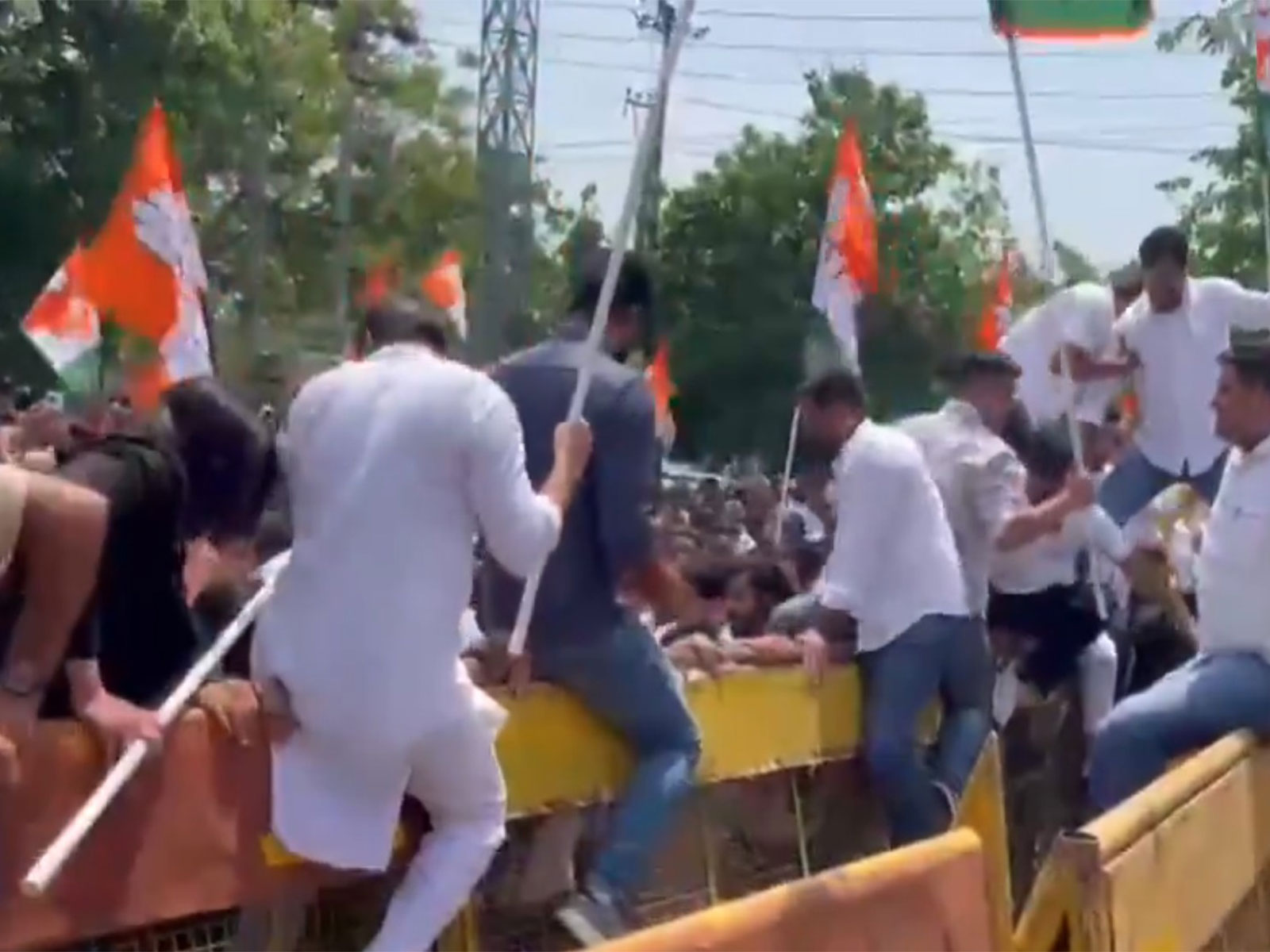 Congress protesters face water cannons during march to Haryana CM's residence (Photo/ANI)