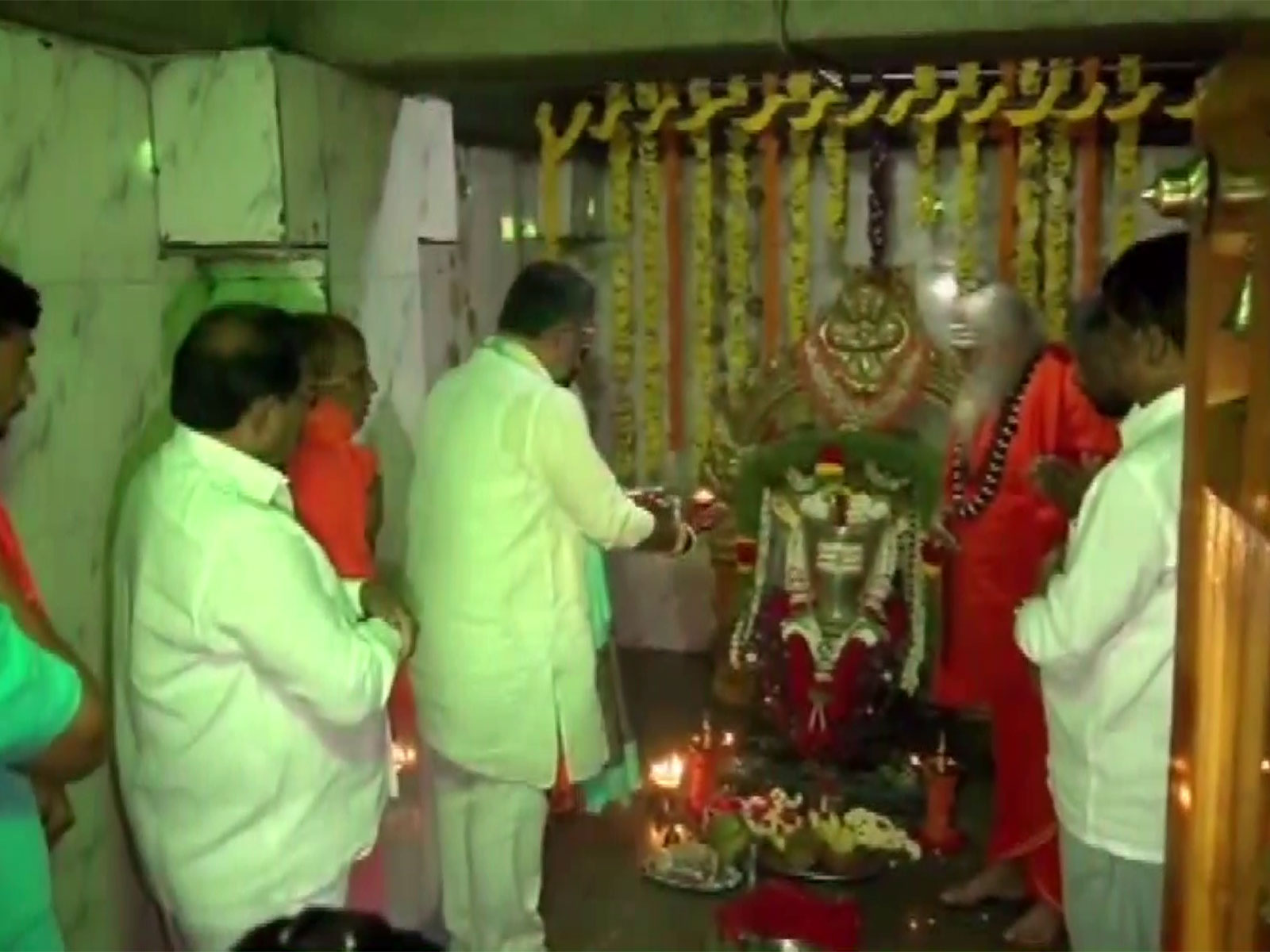 Karnataka CM D K Shivakumar visits Gavi Gangadhareshwara temple (Photo/.ANI)