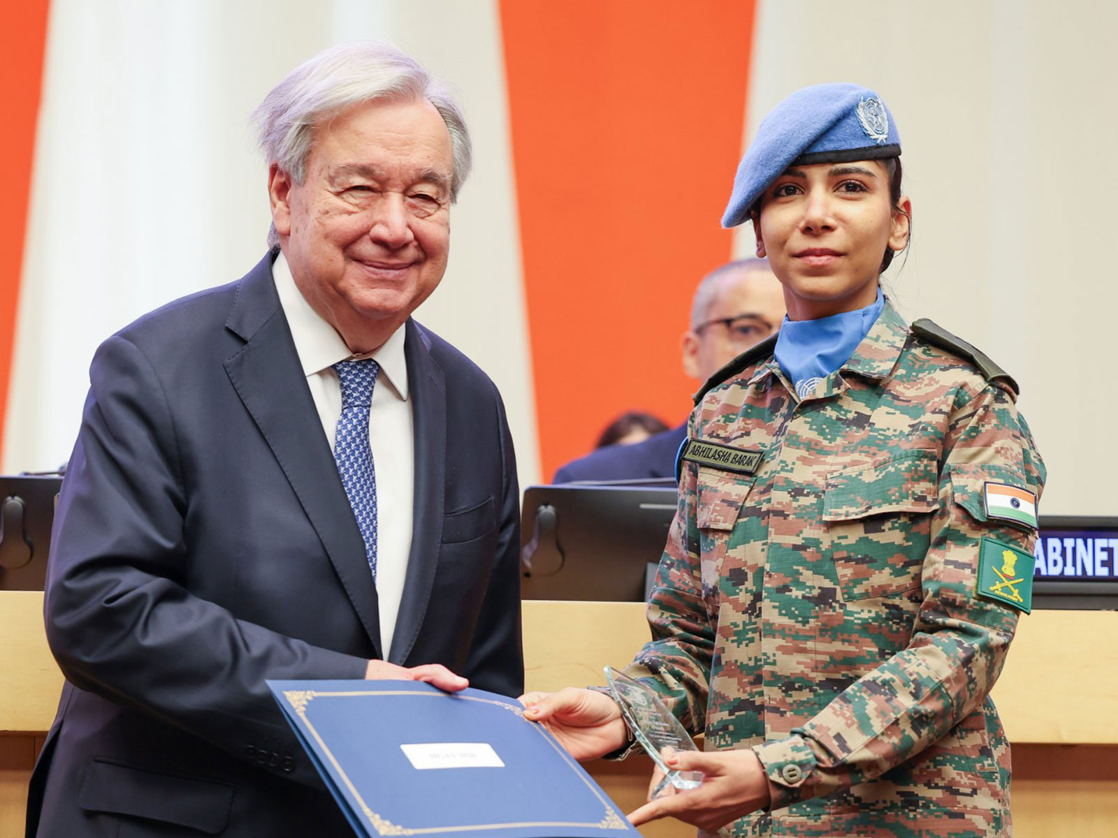 Secretary-General of the UN, Antonio Guterres awards Major Abhilasha Barak (Photo: X@antonioguterres)