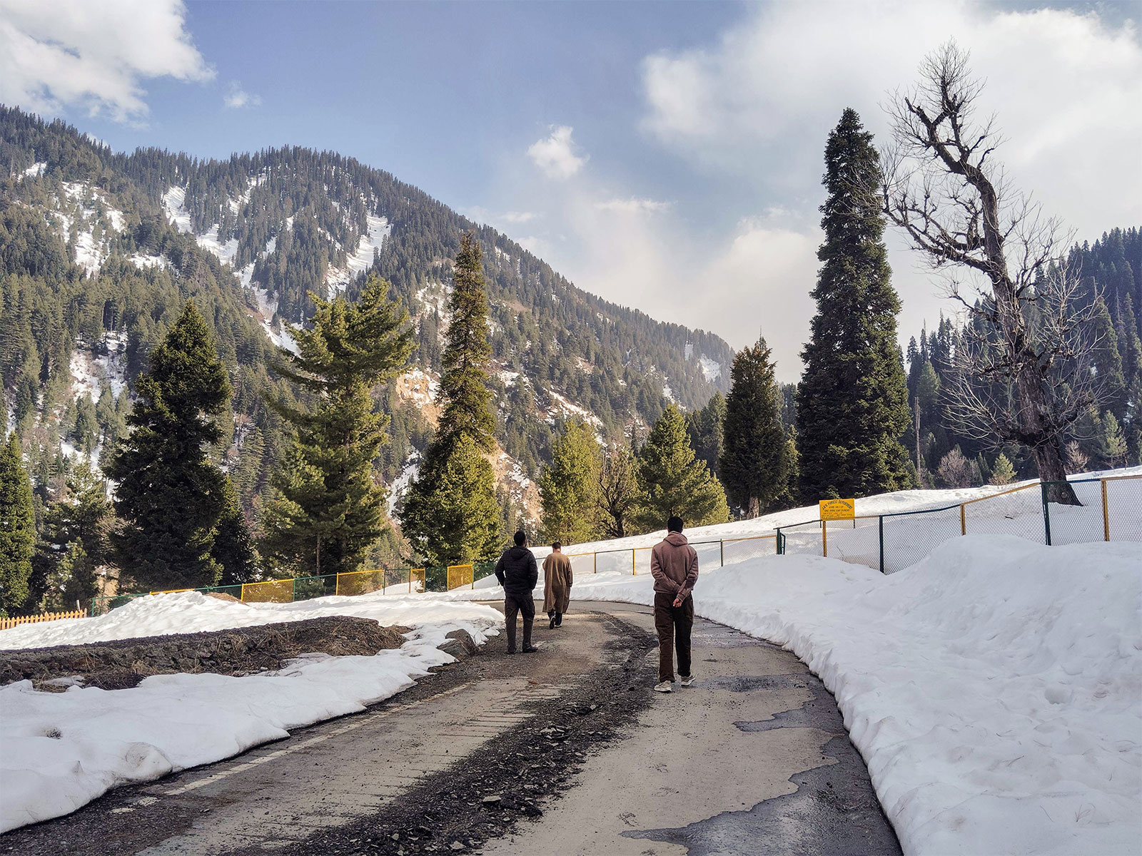 Road area covered with snow at Tee Pee Travel Post (TP) area of Karnah, in North Kashmir's Kupwara  (File photo/ANI)