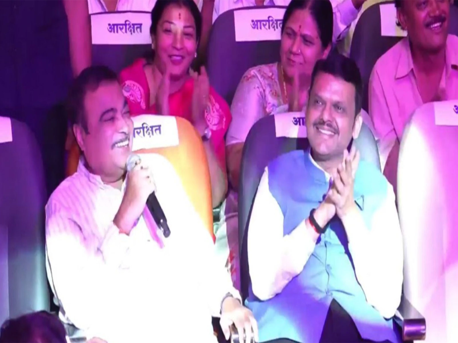 Maharashtra CM Devendra Fadnavis, Union Minister Nitin Gadkari sing at  'Khasdar Krida Mahotsav' closing ceremony (Photo/Facebook@KhasdarKridaMahotsav)