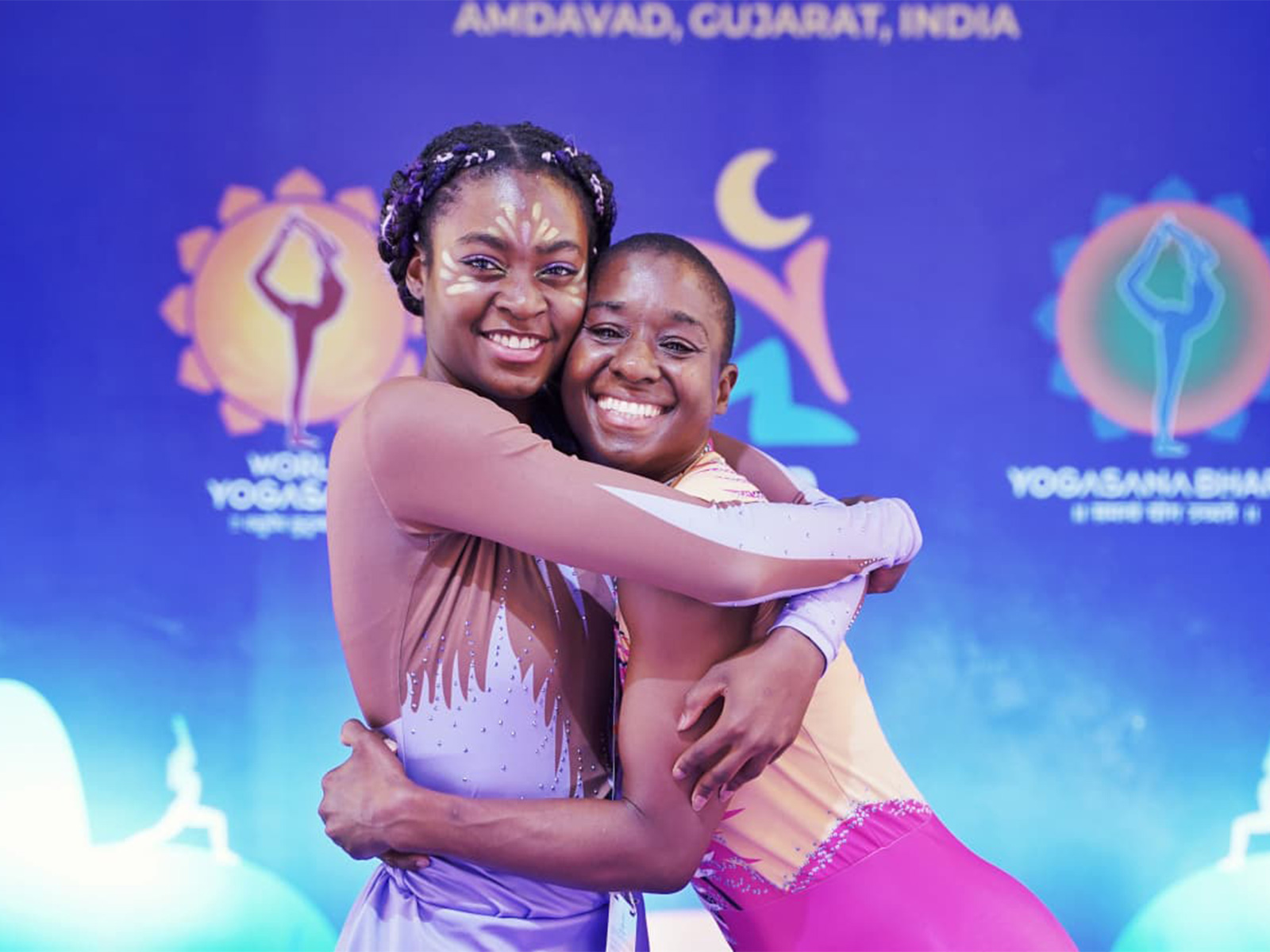 Kemi Blake (left) and Kimani (right). (Photo: World Yogasana Championships)