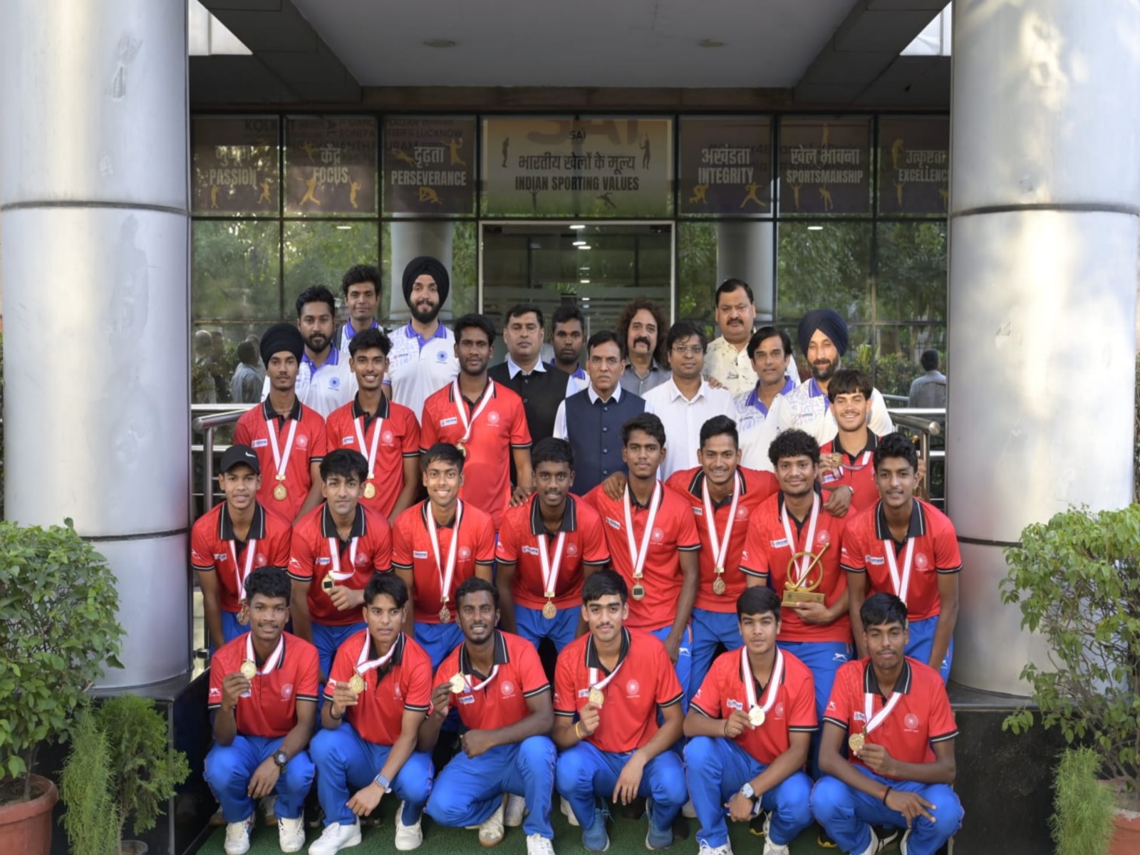 Union Sports Minister Mandaviya with the gold winning men's U18 team. (Photo: HI Media)