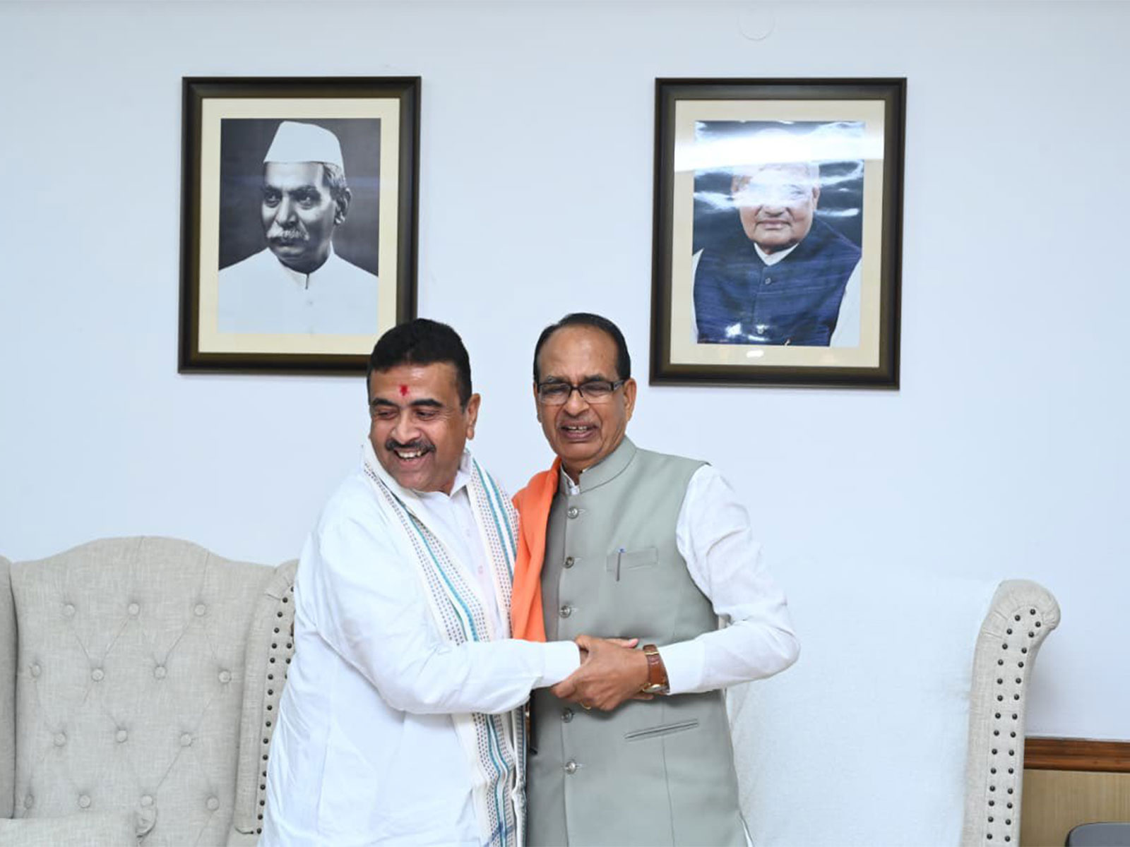 West Bengal CM Suvendu Adhikari with Agriculture Minister Shivraj Chouhan (Photo/@ChouhanShivraj)
