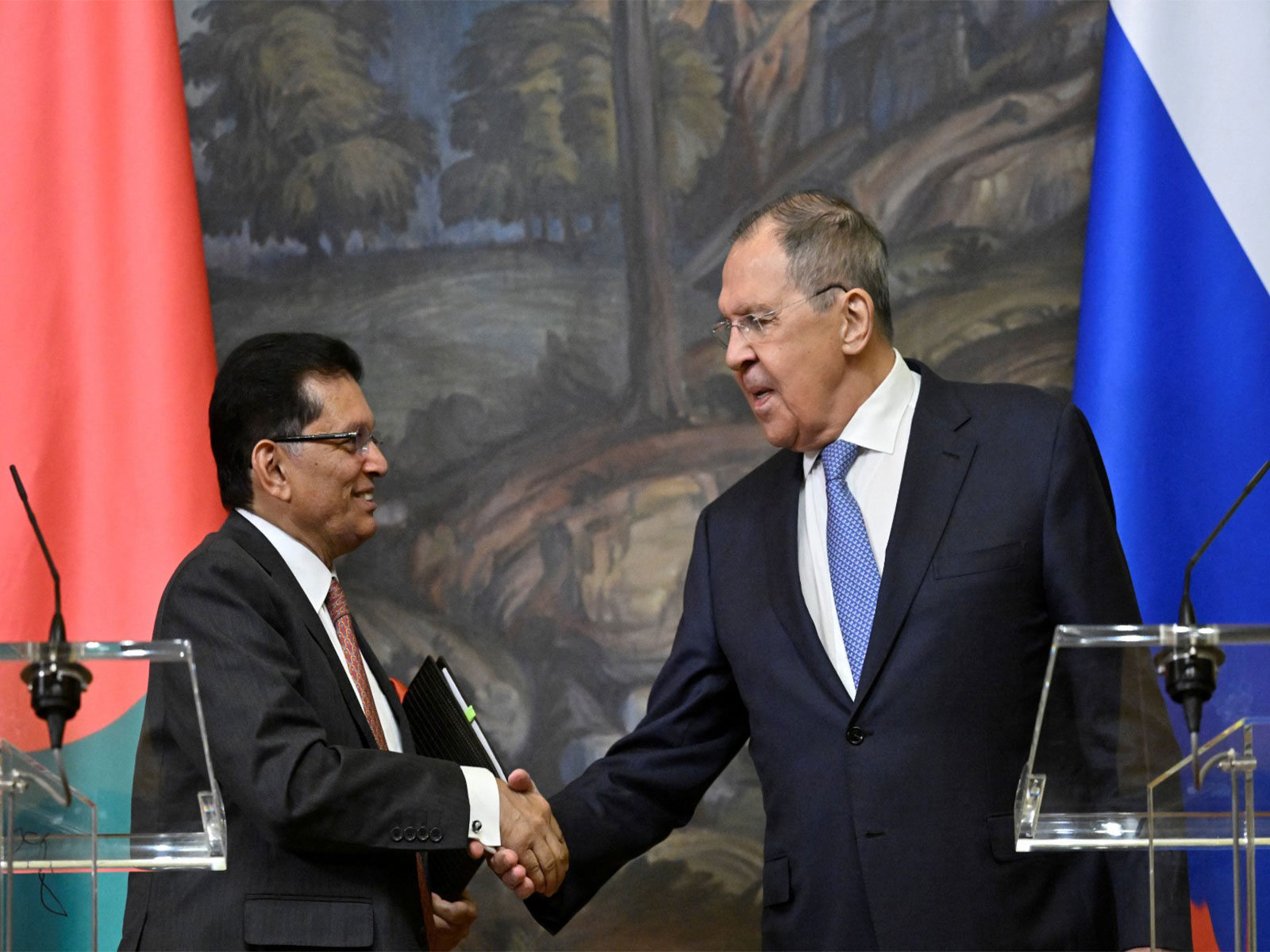 Russian Foreign Minister Sergei Lavrov and Bangladeshi Foreign Minister Khalilur Rahman shake hands during a press conference following their talks in Moscow, Russia (Photo/Reuters)