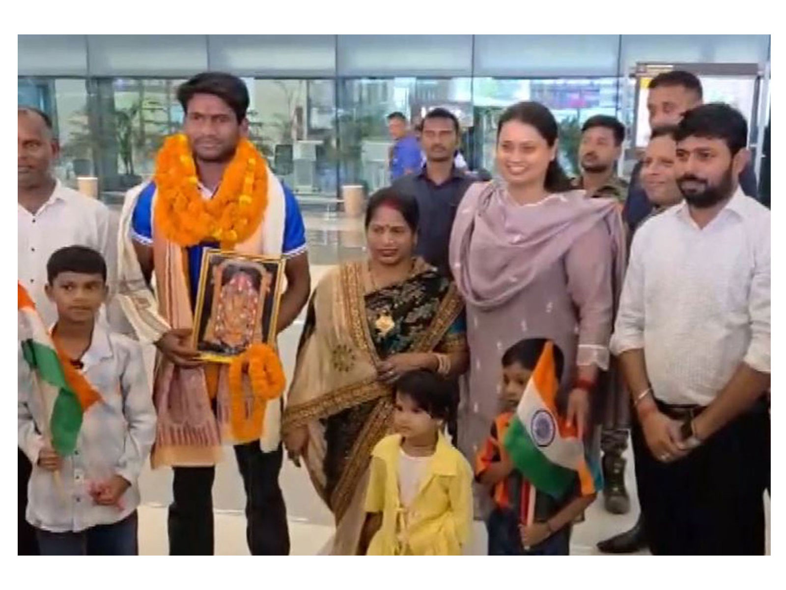 Bihar Spors Minister Shreyasi Singh with hockey player Sawan Kumar and his family. (Photo: ANI)