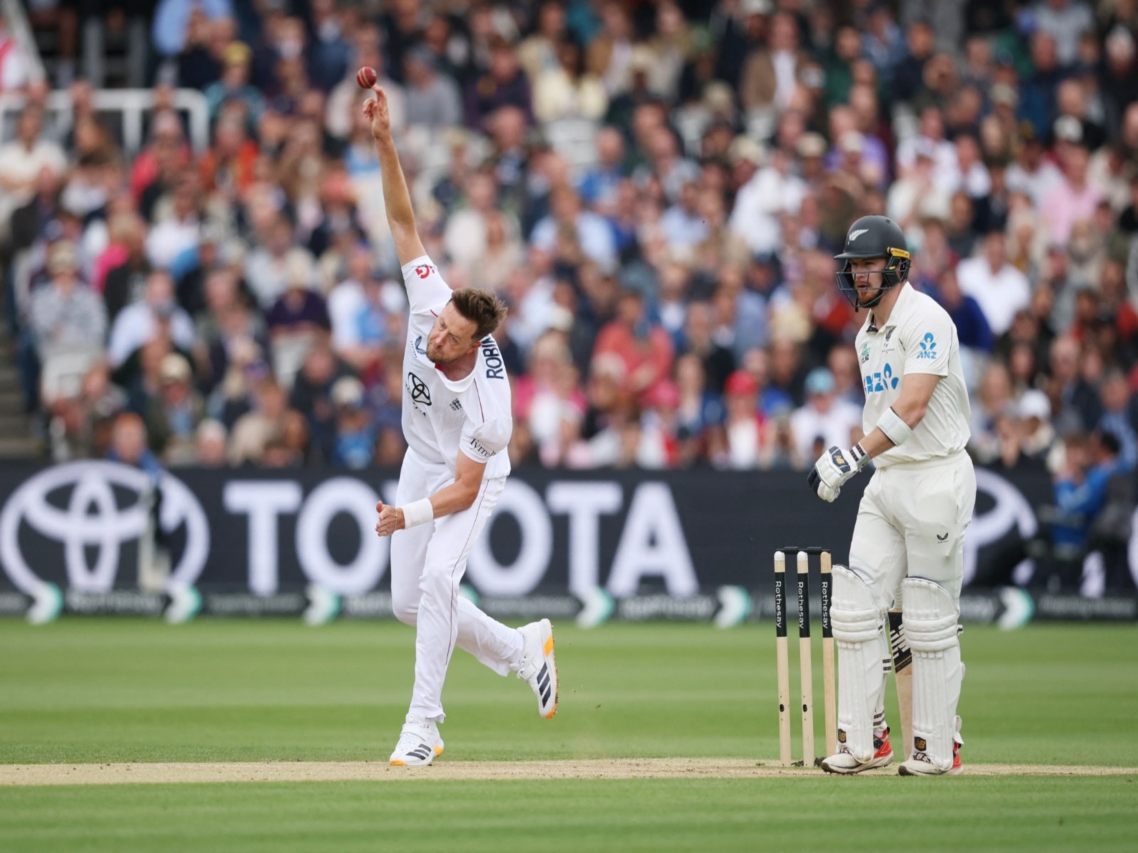 England pacer Ollie Robindon (left) during the Lord's Test (Photo: Reuters)