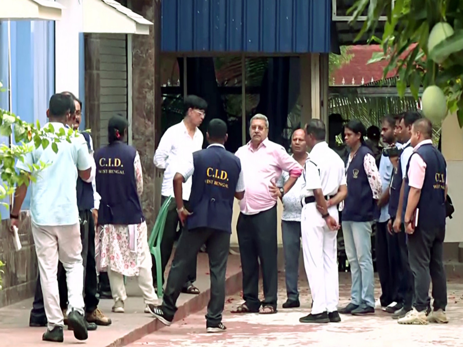 West Bengal CID at TMC supremo Mamata Banerjee's residence (Photo/ANI)